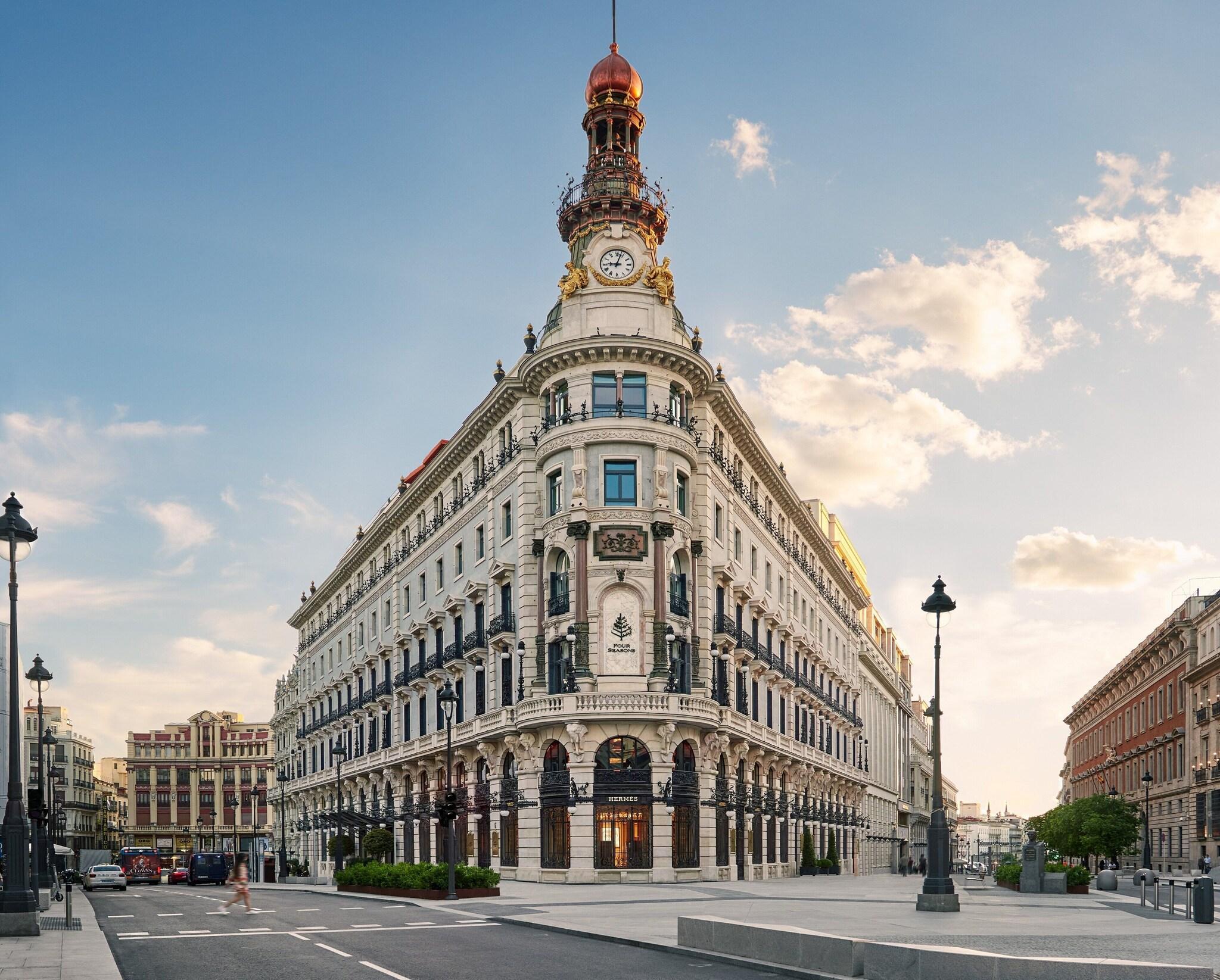 Vista Exterior Four Seasons Hotel Madrid