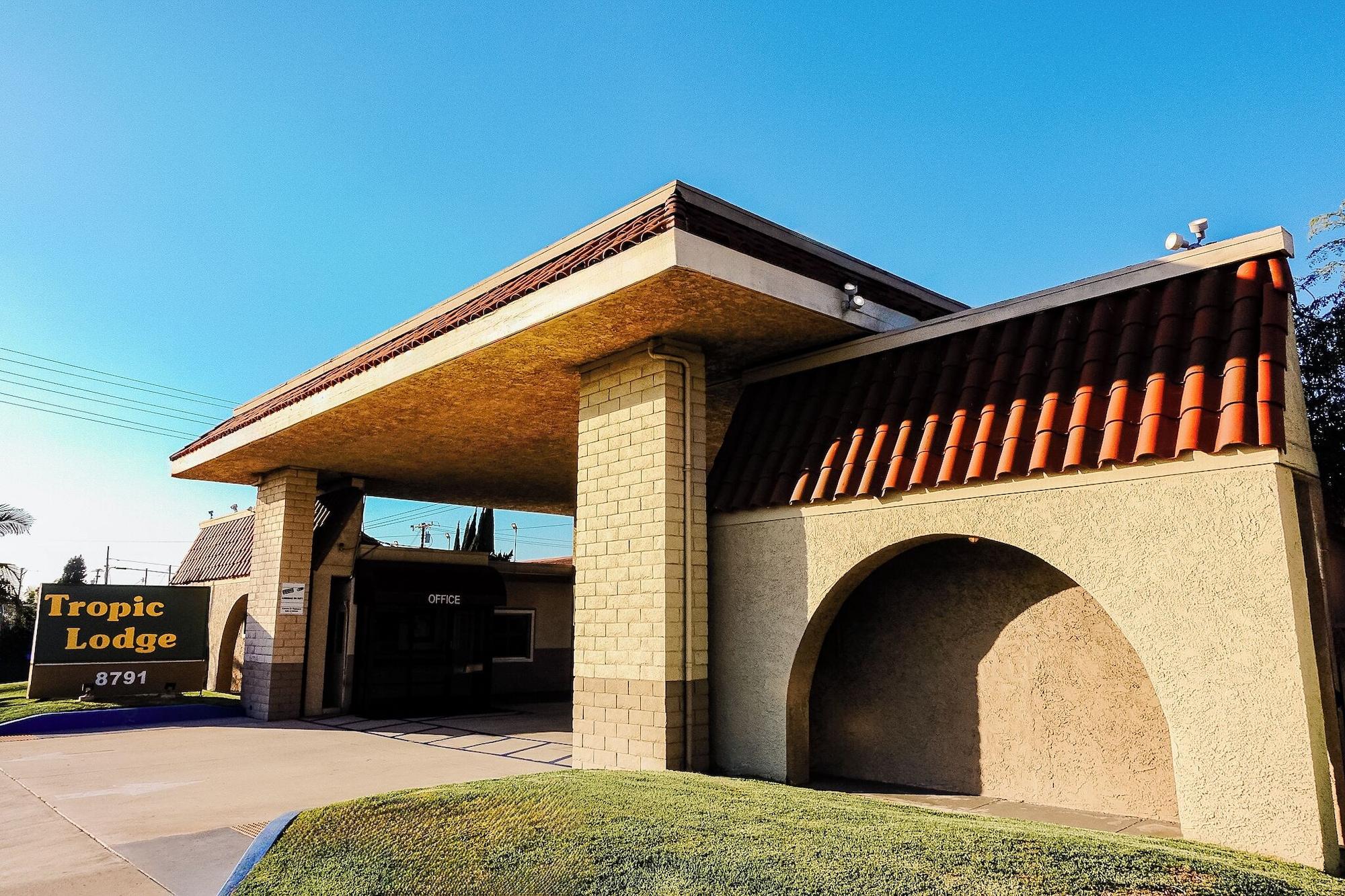 Vista Exterior Tropic Lodge