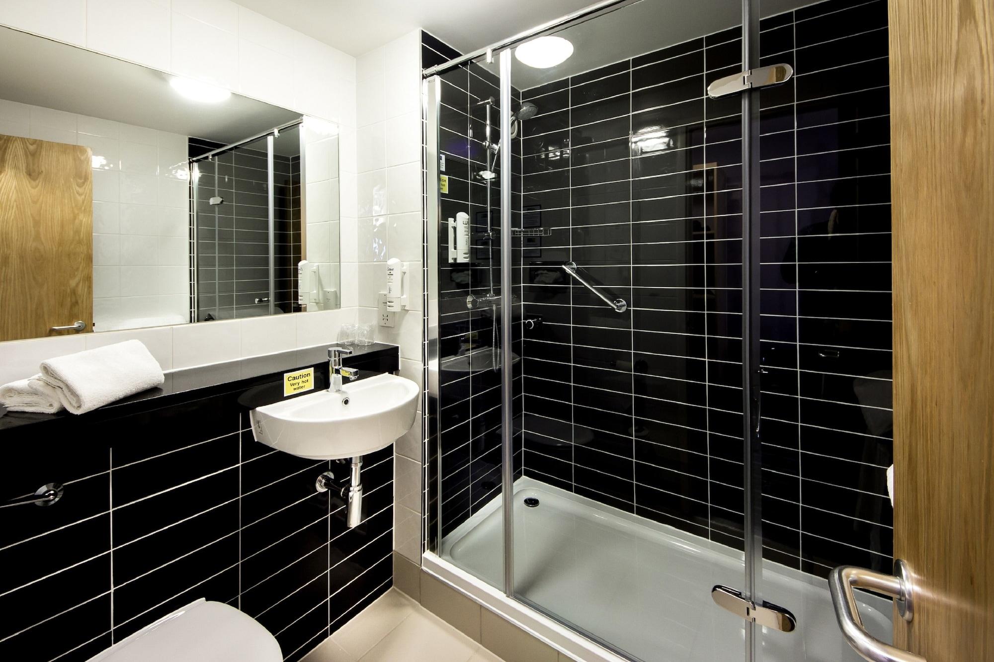 Equipamiento de Habitación Holiday Inn Express Manchester Airport by IHG