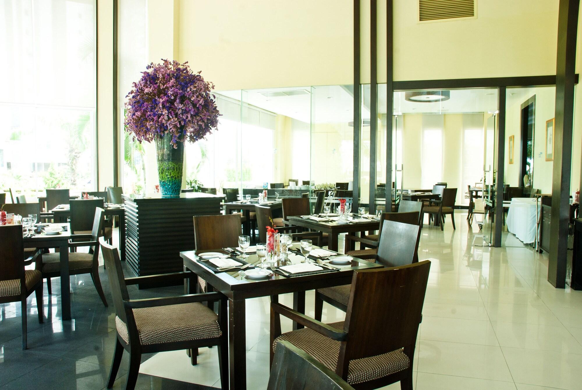 Restaurant Cape Racha Hotel