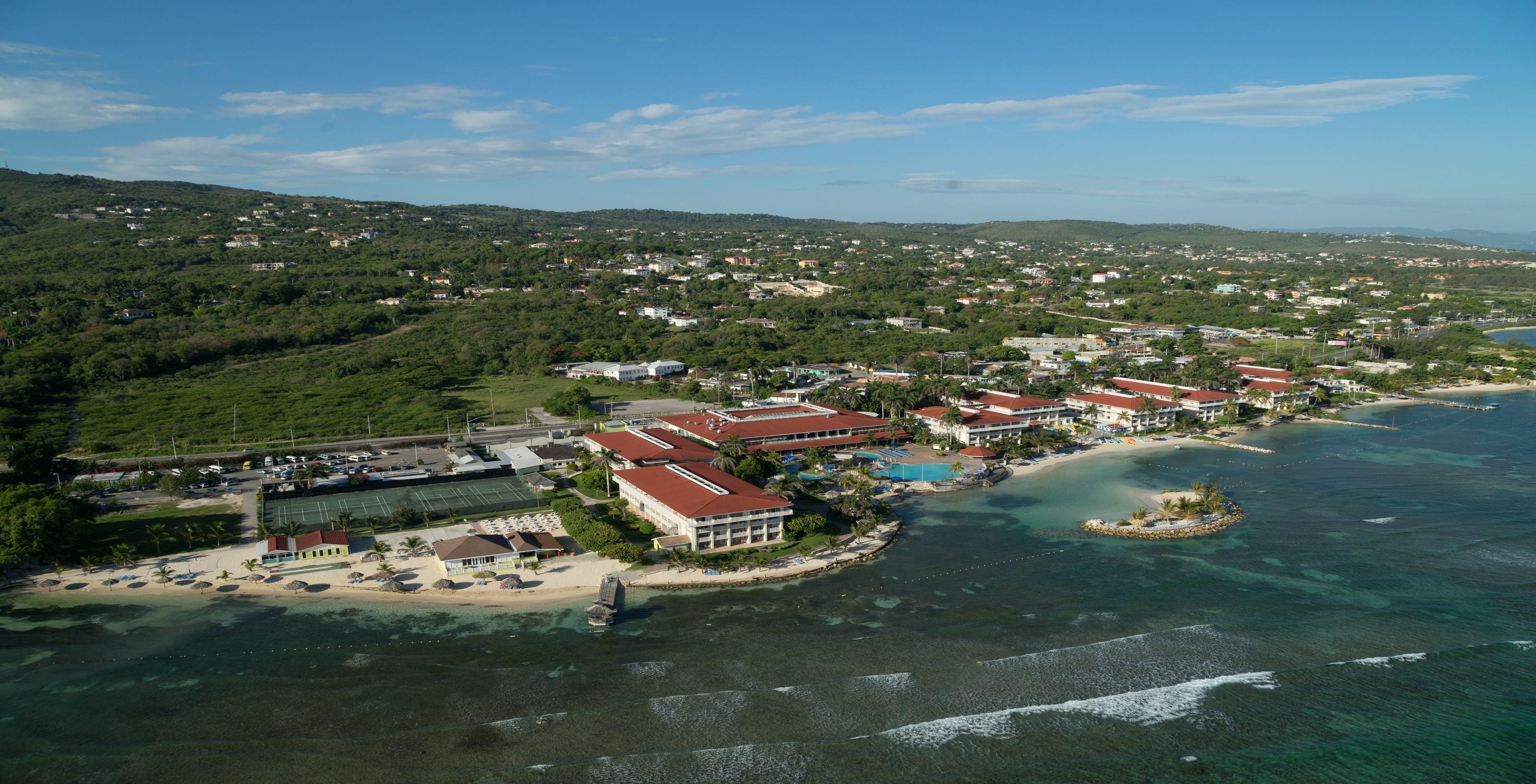 Vista Exterior Catalonia Montego Bay