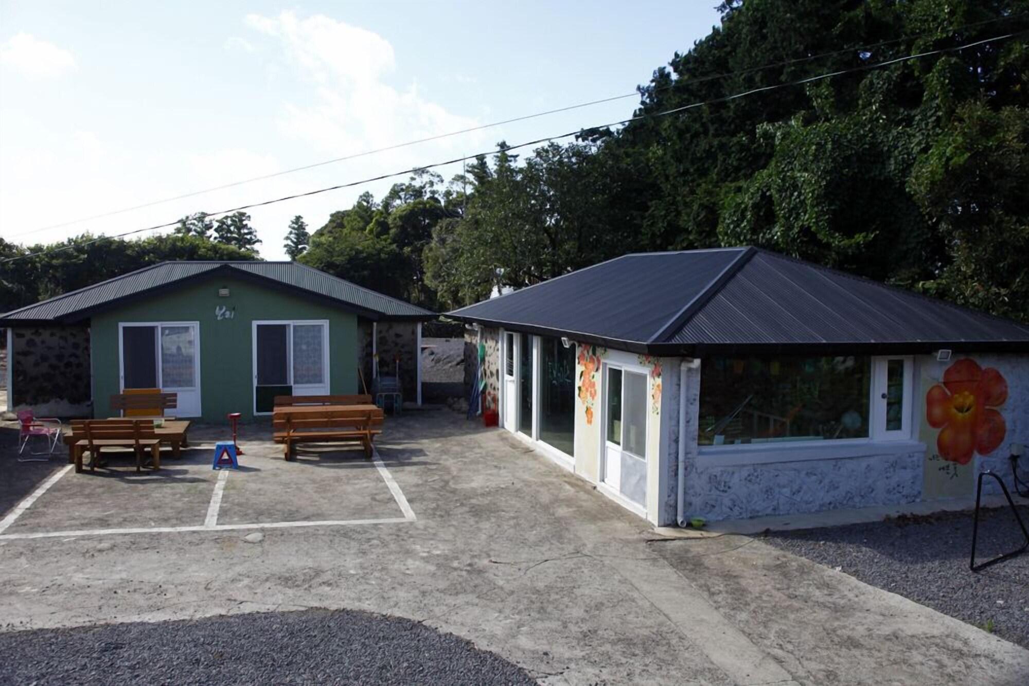 Varios Bori Guesthouse - Hostel