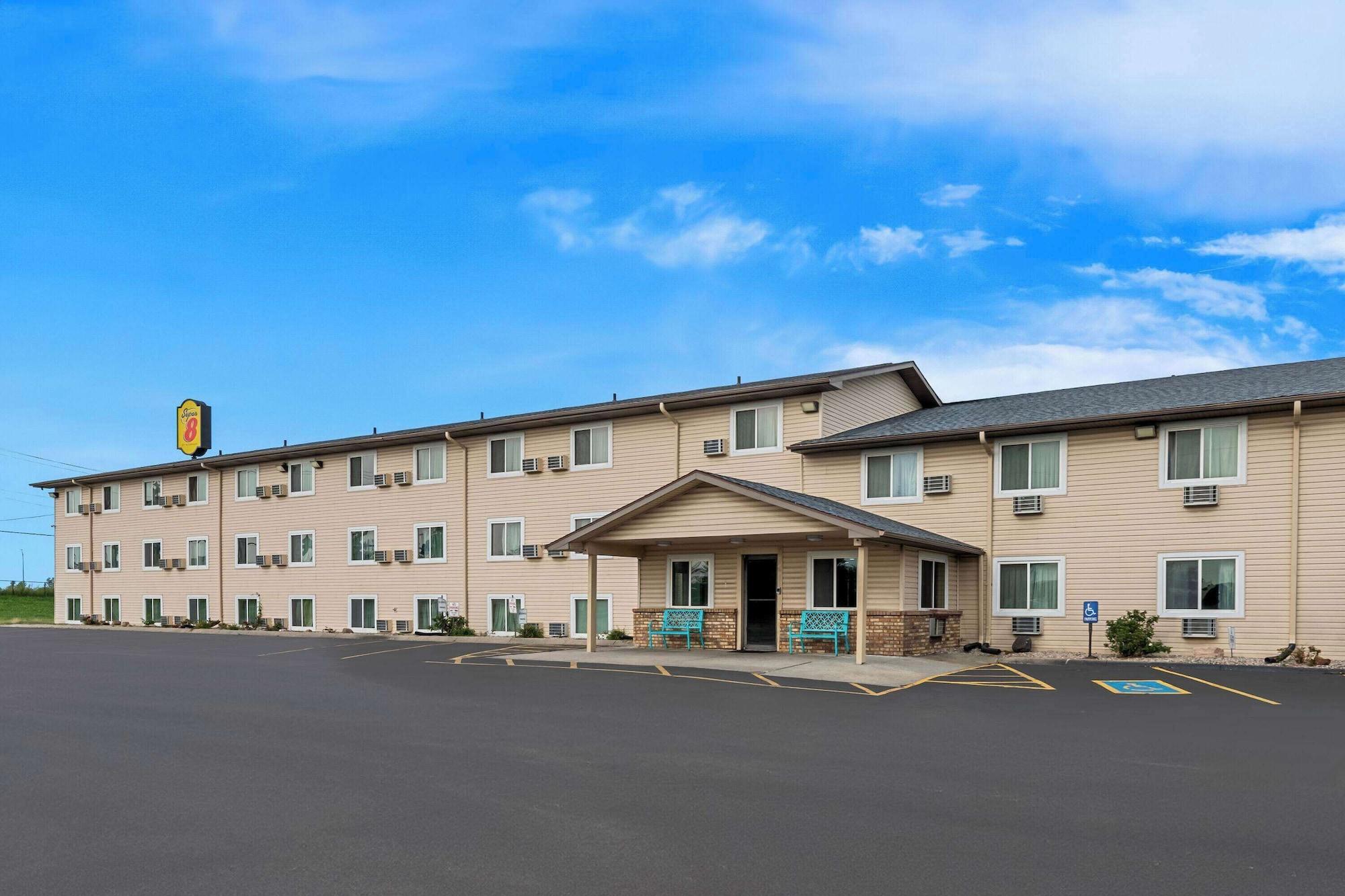 Vista Exterior Super 8 by Wyndham Council Bluffs IA Omaha NE Area