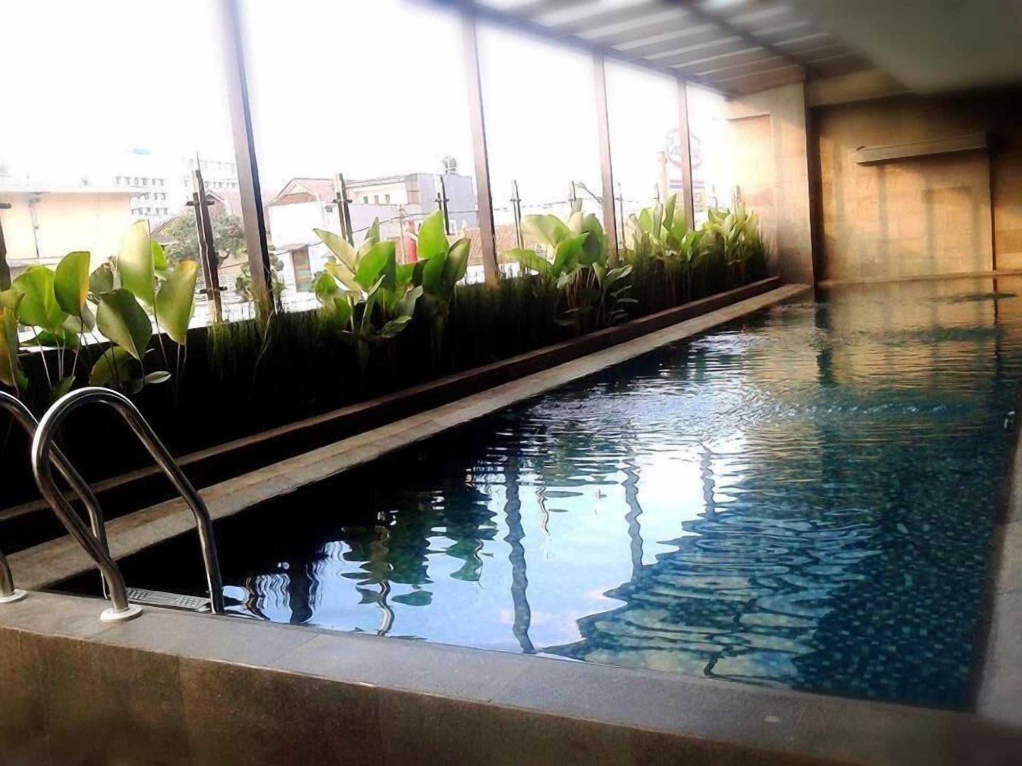 Vista Piscina Serela Waringin