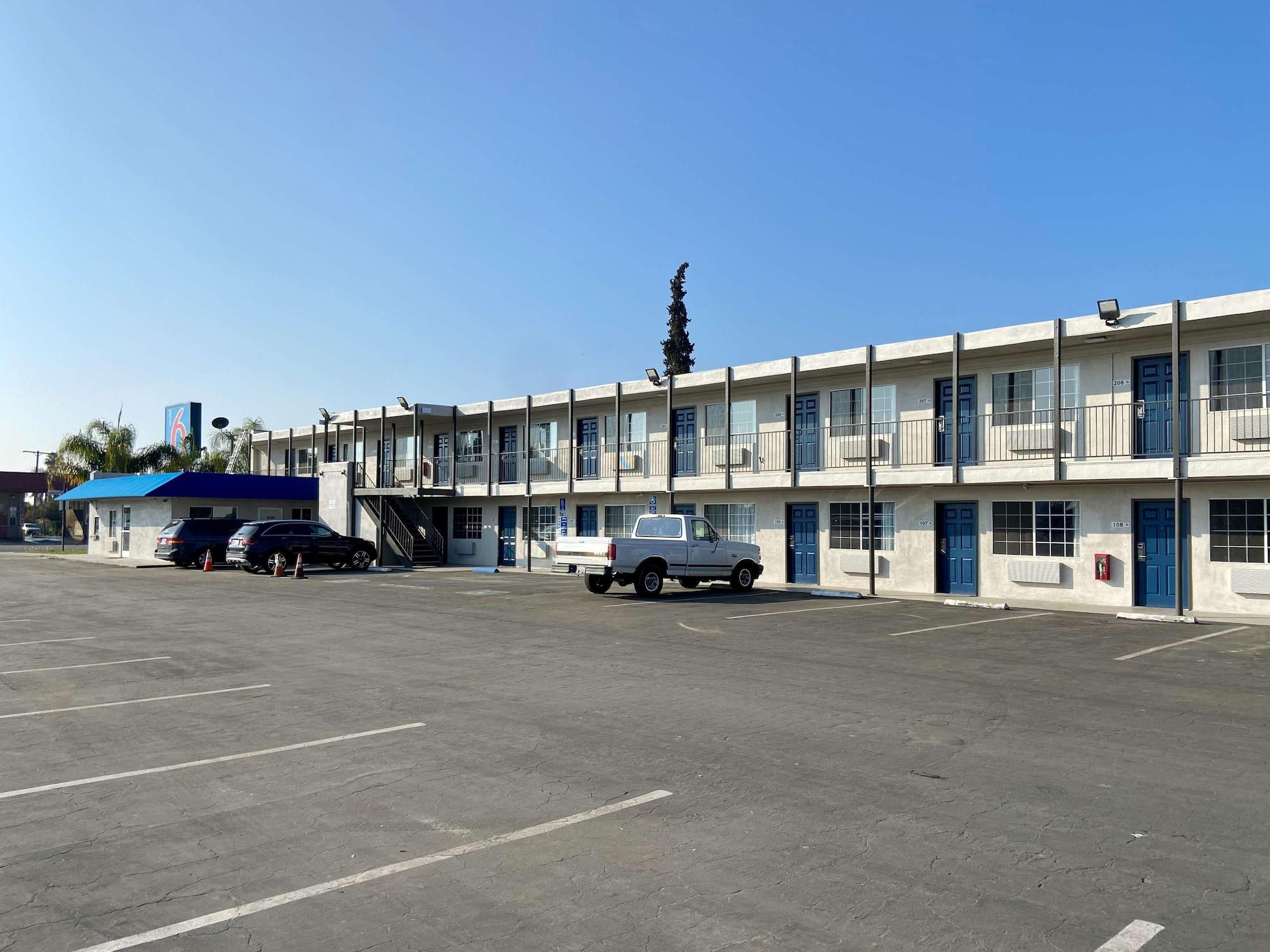 Vista Exterior Motel 6 Delano, CA