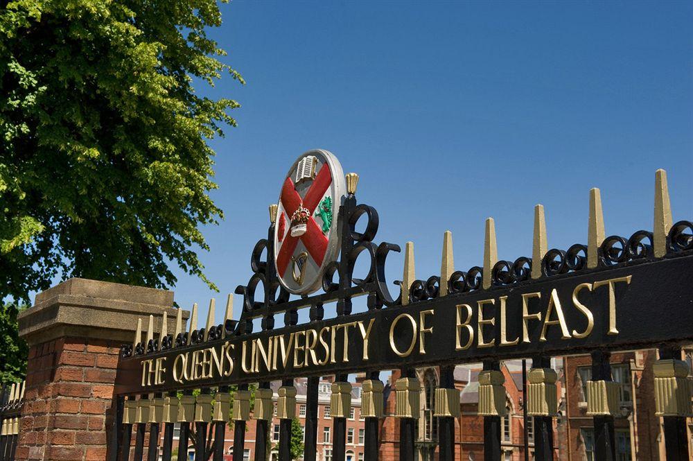 Queens university. Queens University in Belfast. Университет Квинс в Белфасте— Белфаст, Великобритания. Белфаст деревня. Университет Квинс или университет королевы в Белфасте.