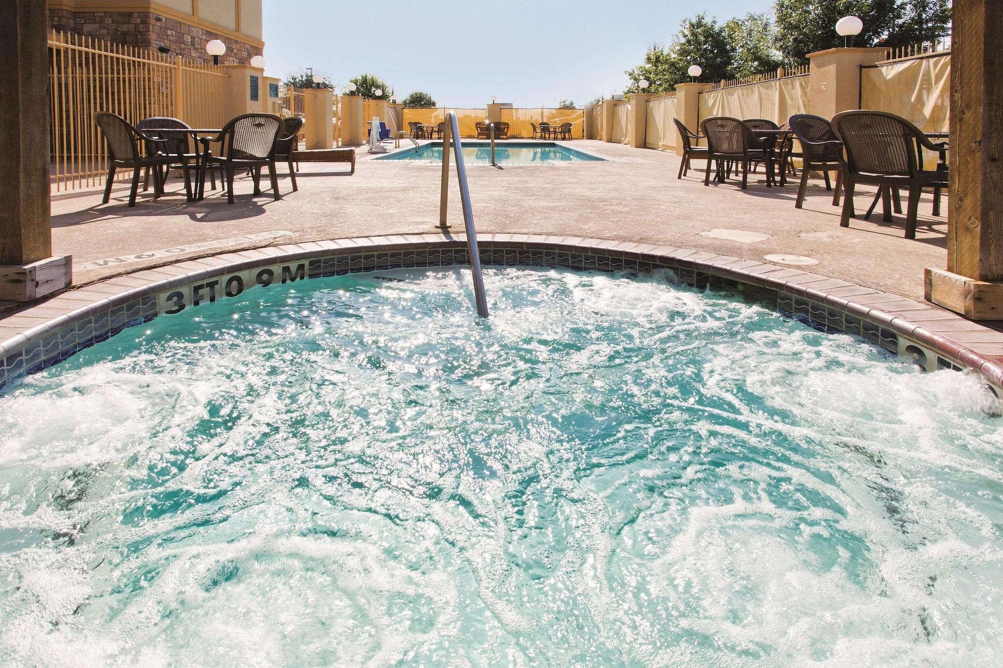 Vista Piscina La Quinta Inn and Suites by Wyndham Schertz-San Antonio-Selma