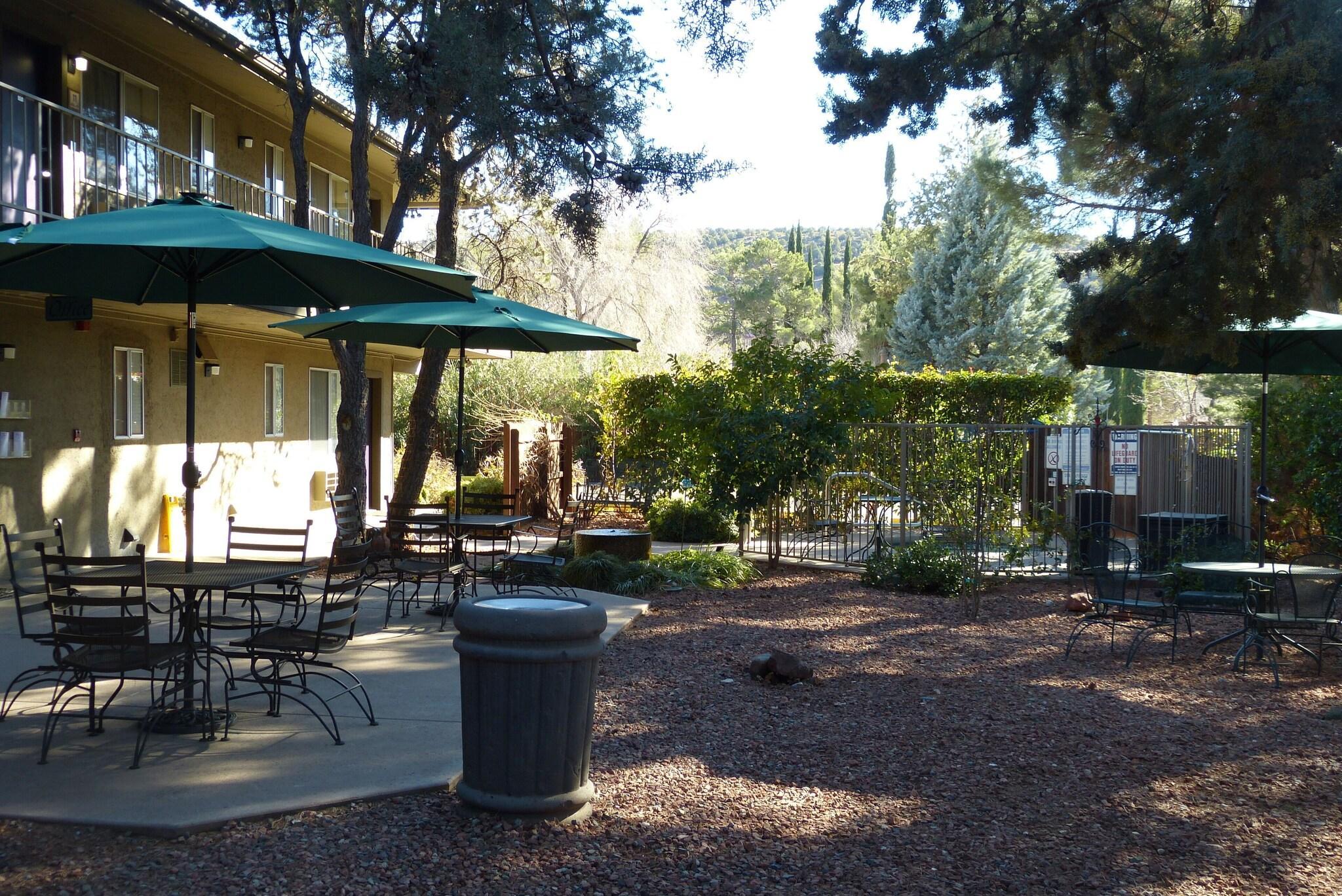 Varios Baby Quail Inn