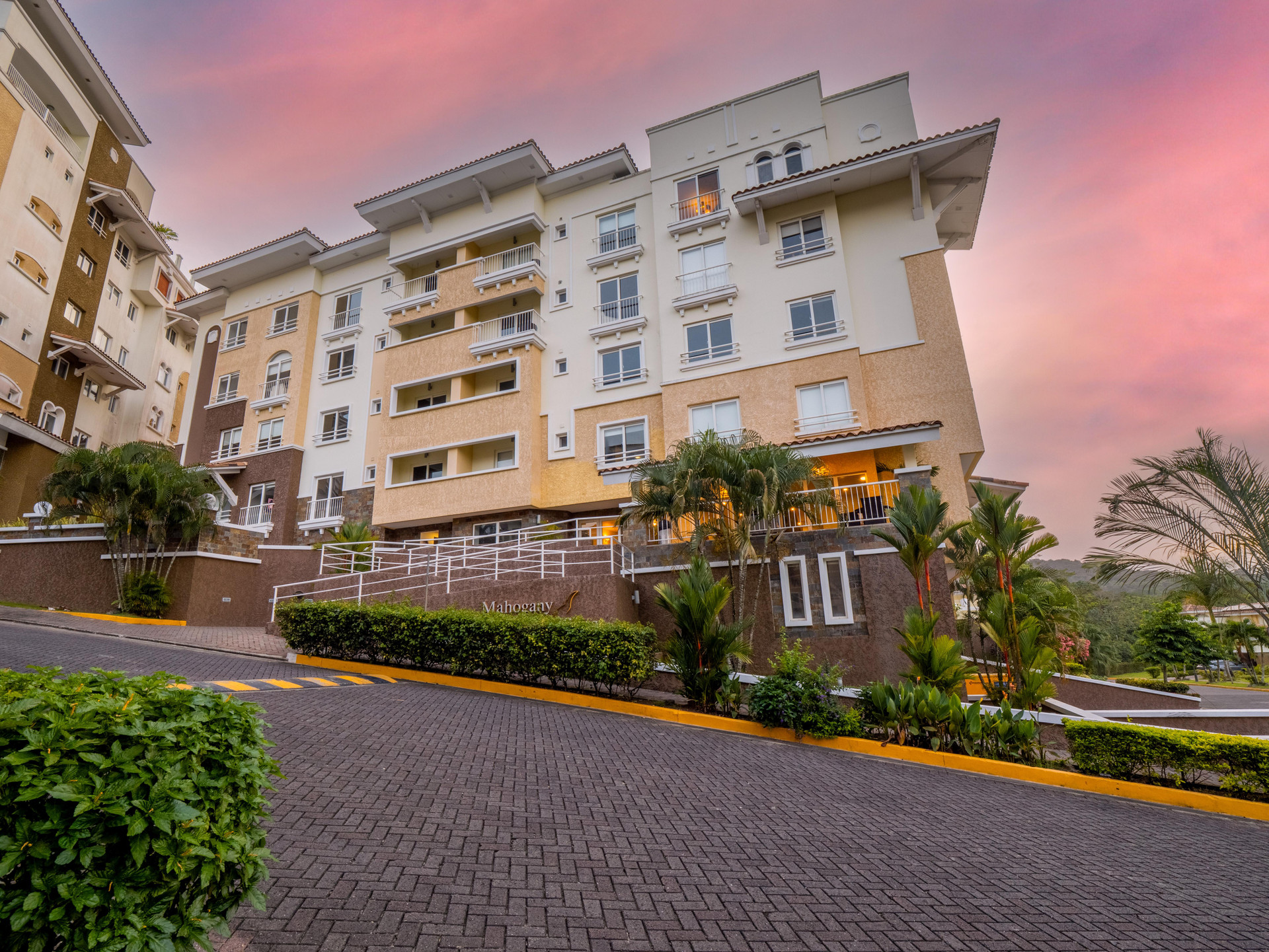 Vista Exterior Mahogany Suites