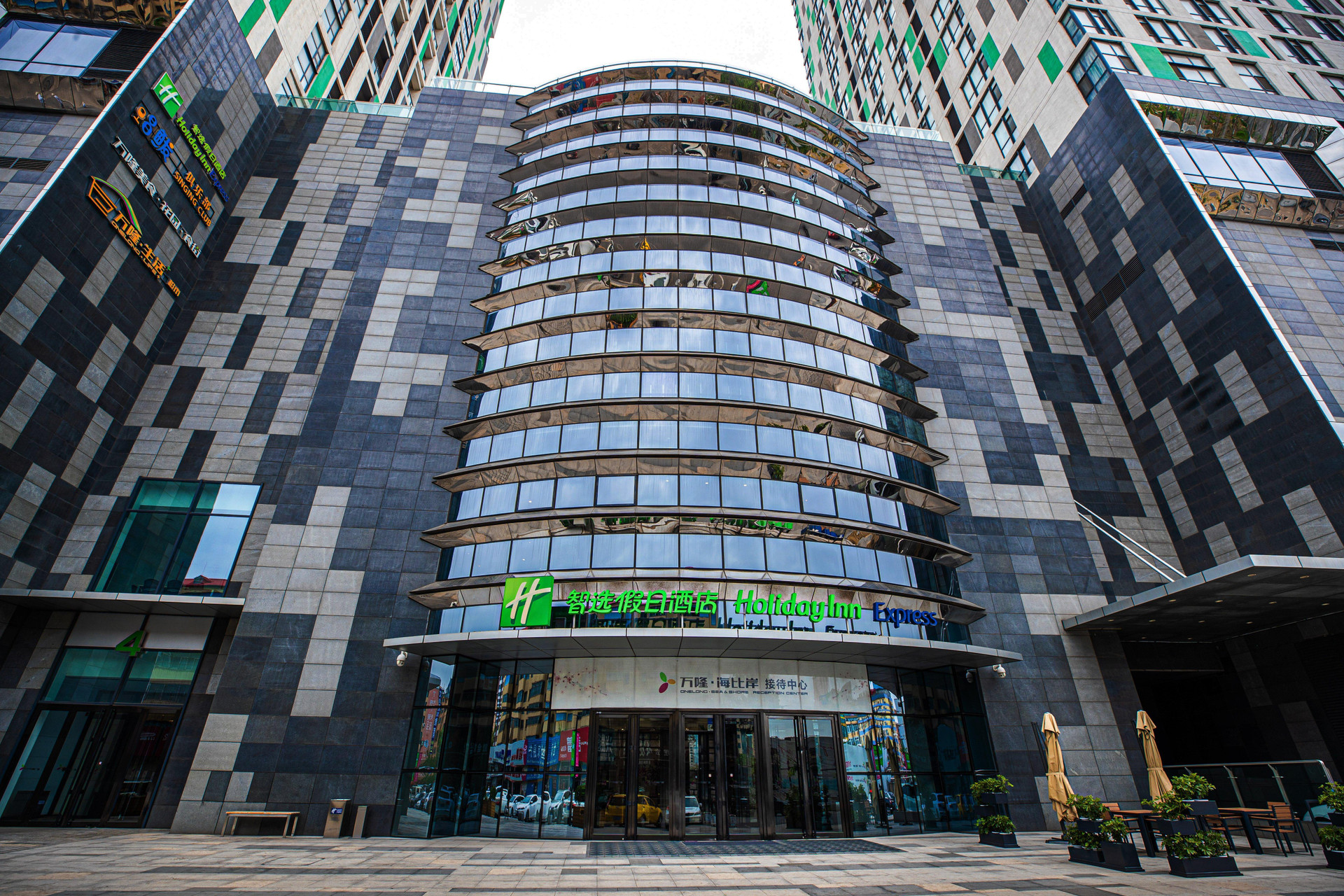 Vista Exterior Holiday Inn Express Yingkou Onelong Plaza by IHG