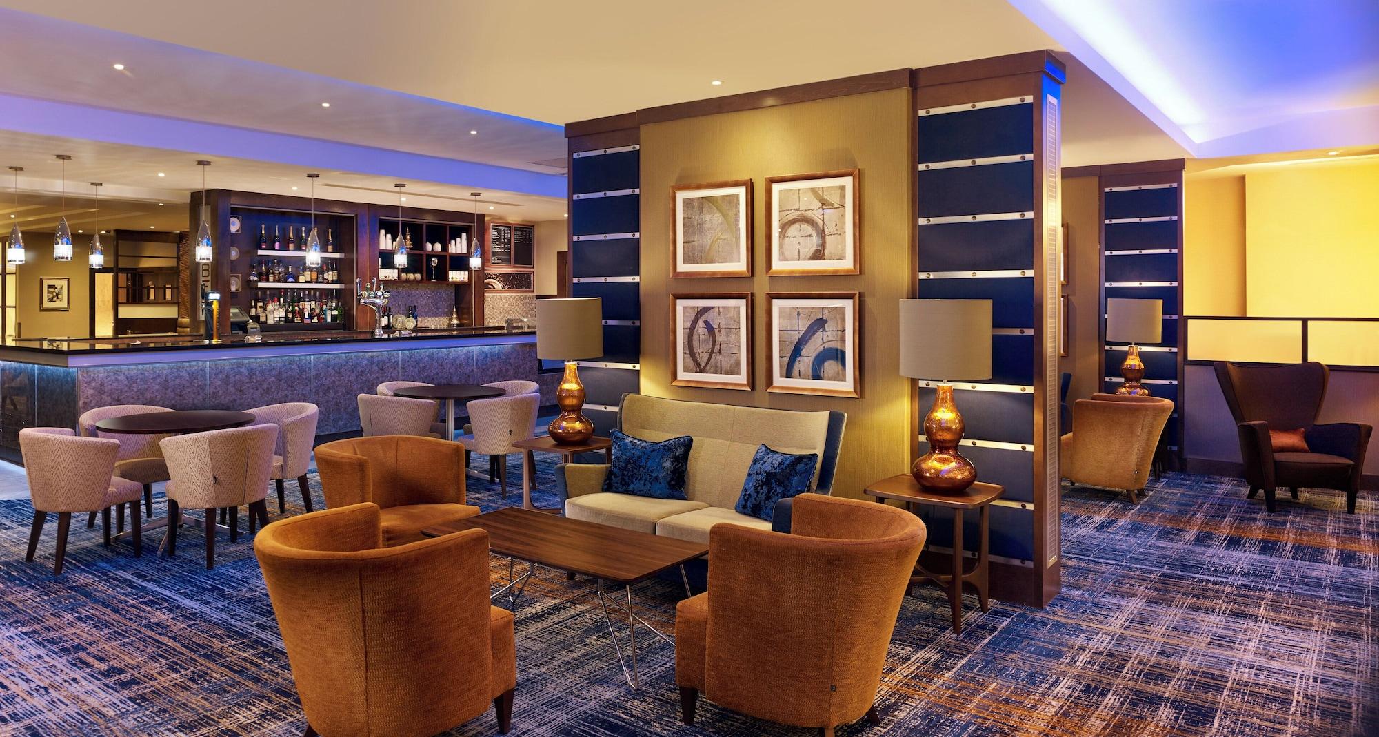 Bar/Salón Crowne Plaza London- Gatwick Airport by IHG
