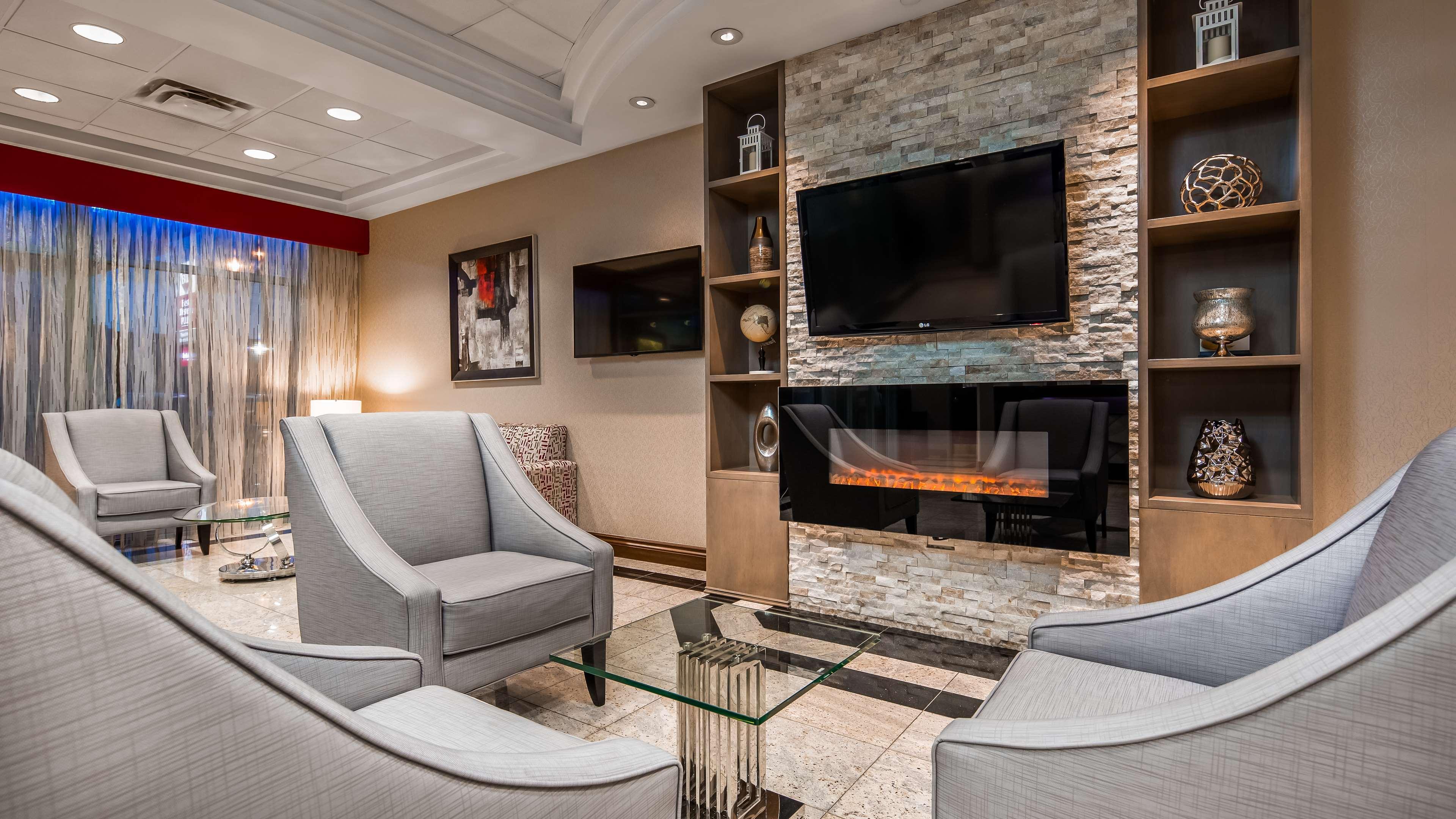 Vista Lobby Best Western Plus Travel Hotel Toronto Airport