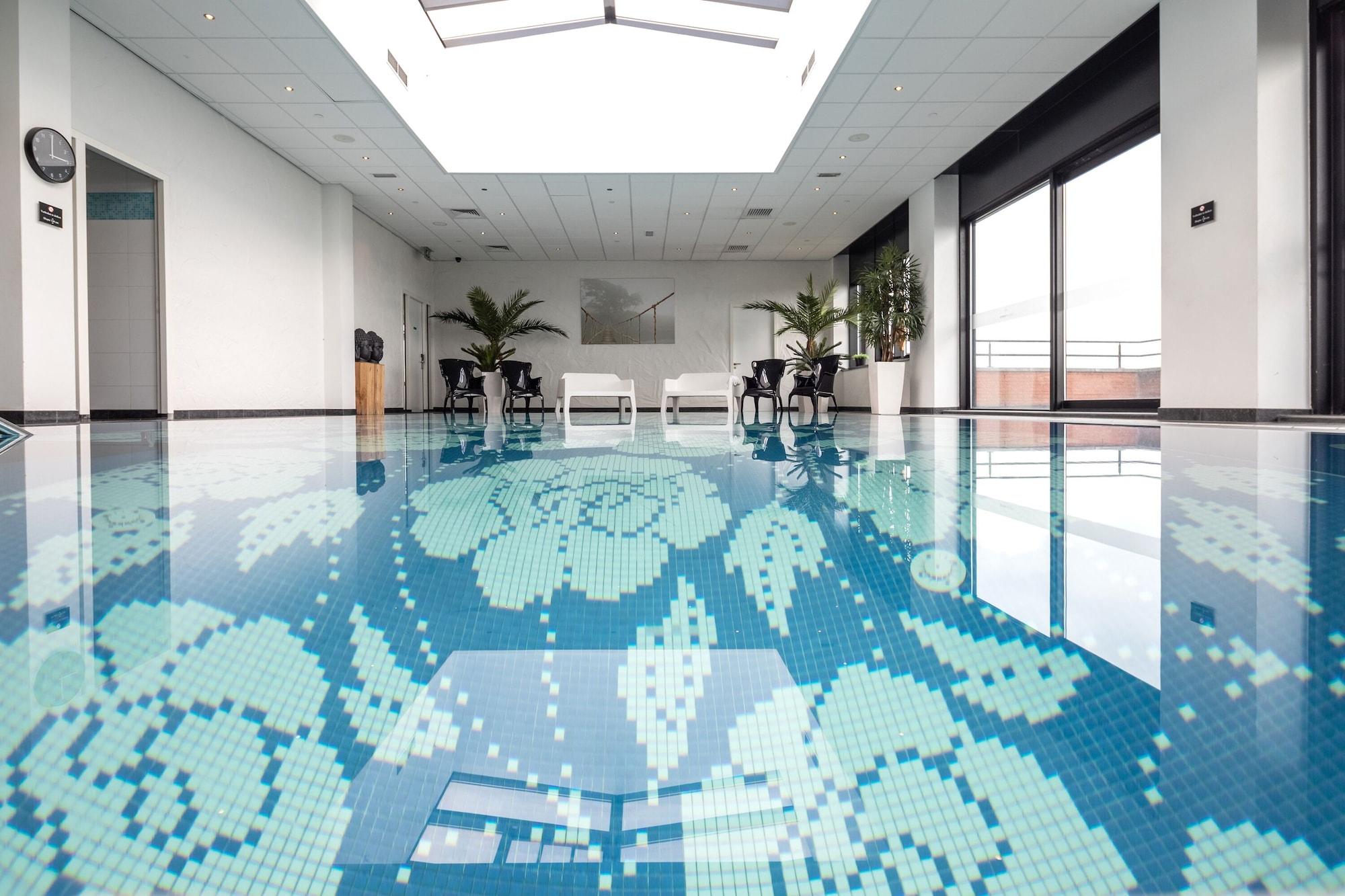 Vista Piscina Van der Valk Hotel Duiven near Arnhem A12
