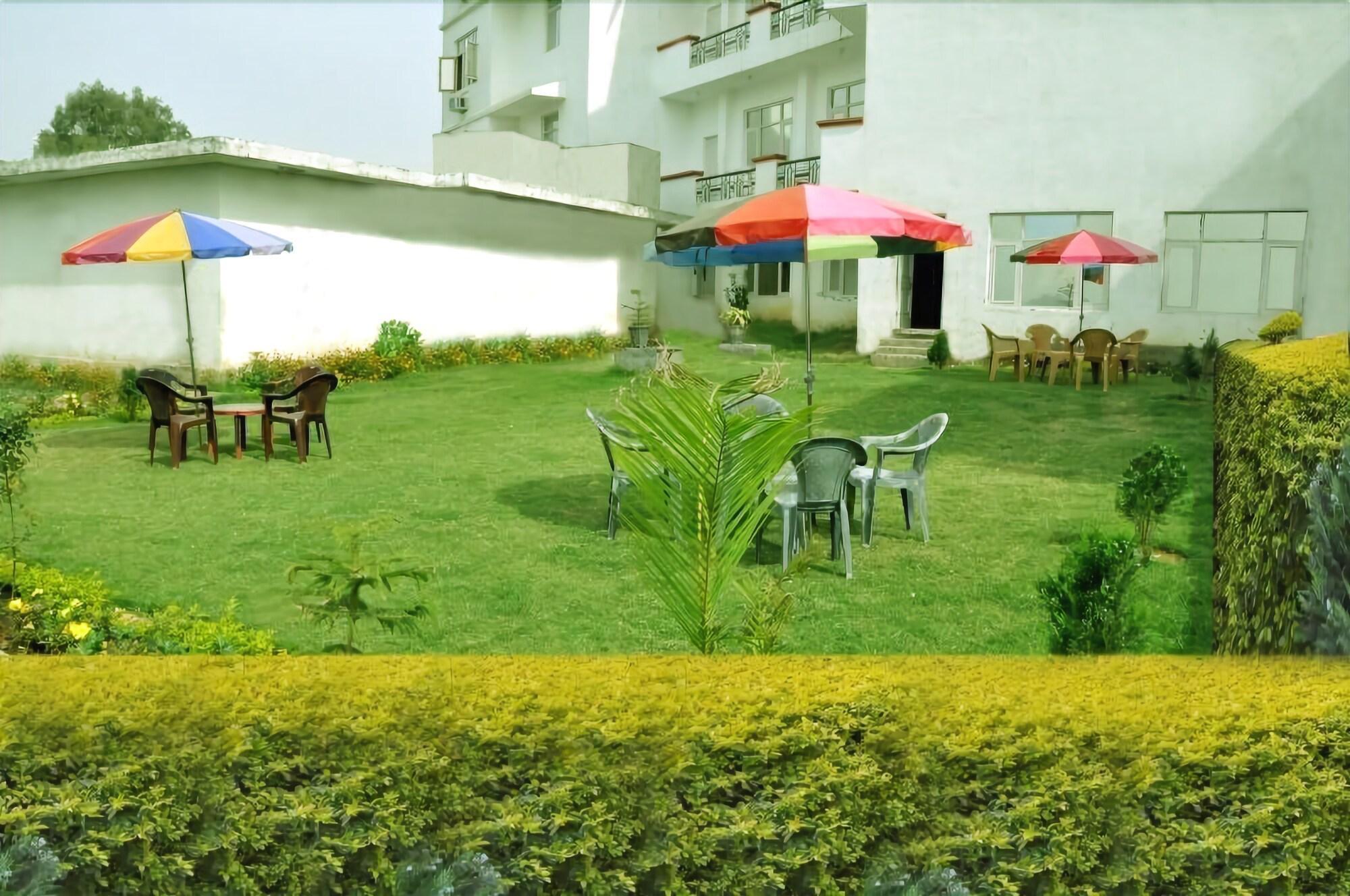 Vista Exterior Hotel Maa Saraswati