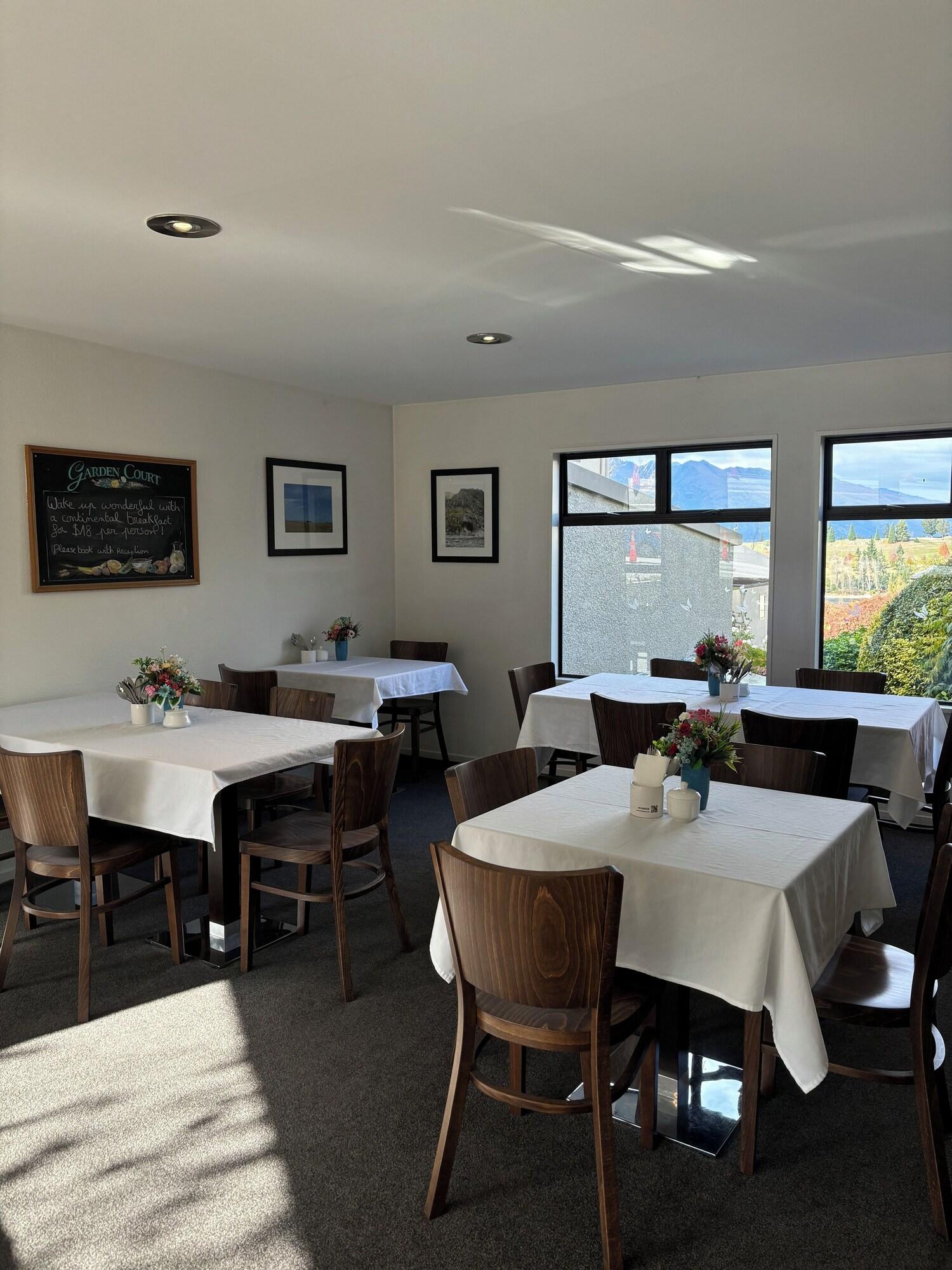 Restaurant Garden Court Suites And Apartments