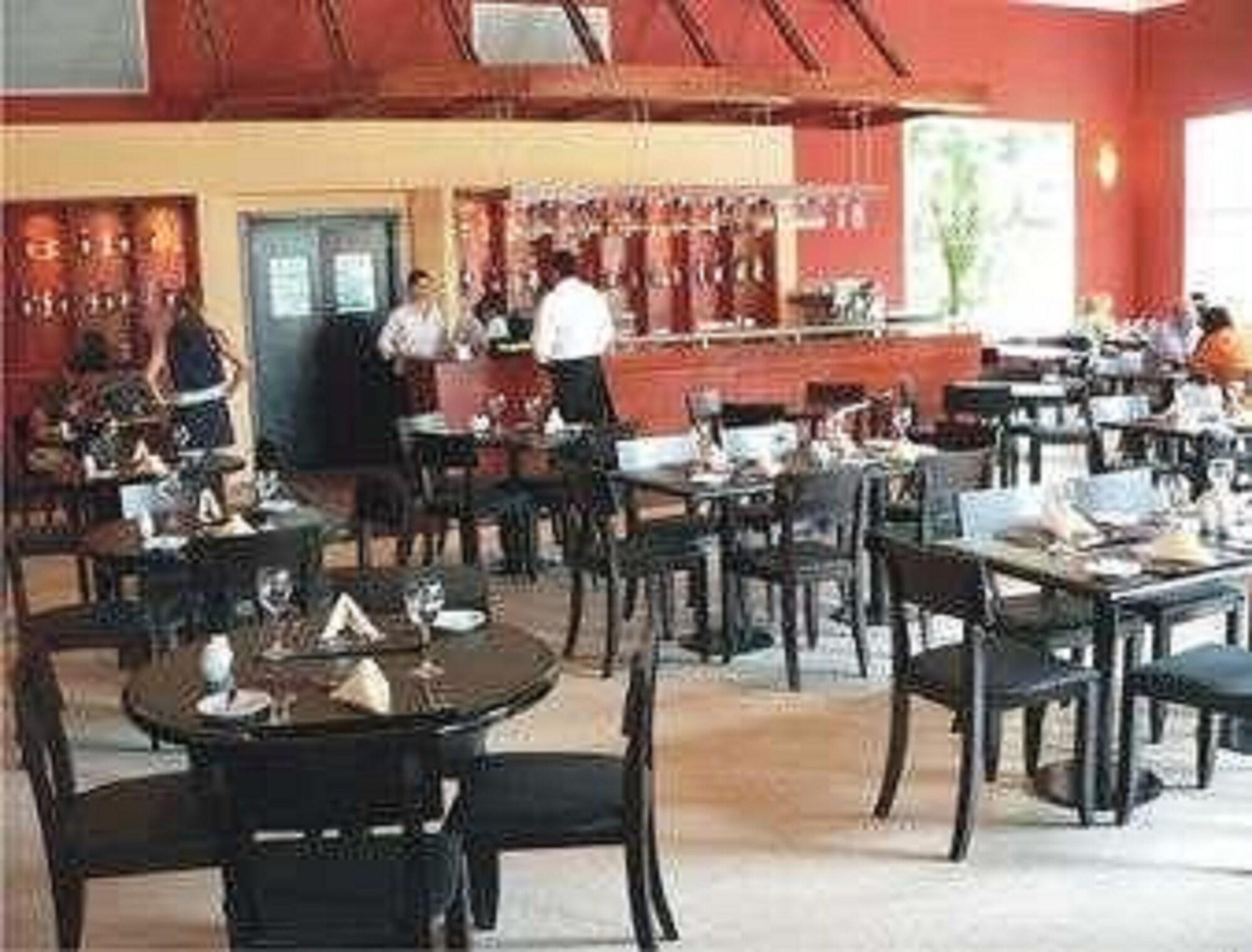Restaurant Howard Johnson by Wyndham Resort Pilar