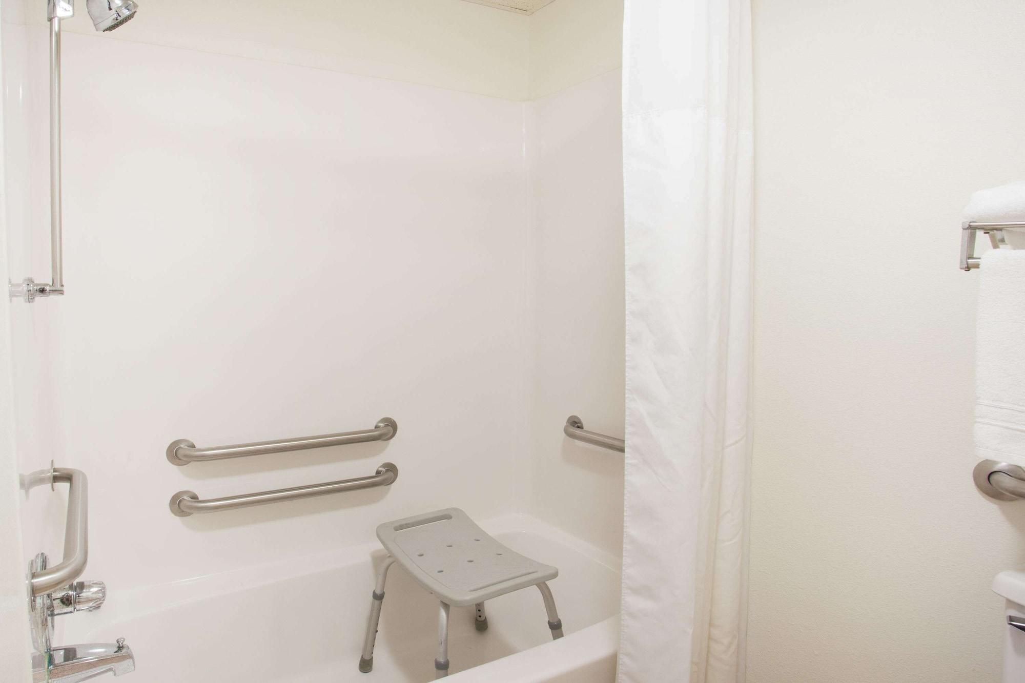 Equipamiento de Habitación Super 8 by Wyndham Monmouth IL