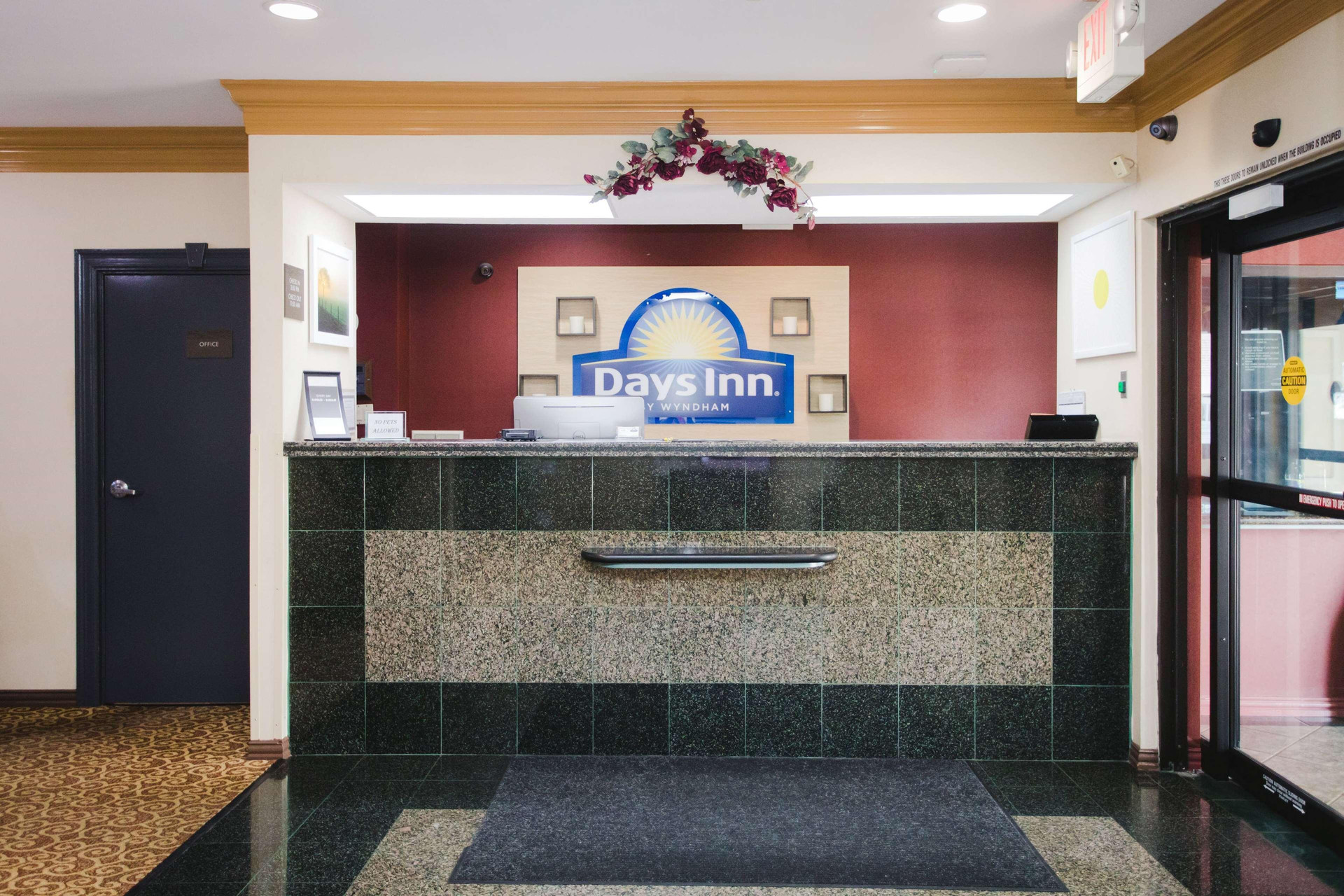 Vista Lobby Days Inn by Wyndham Rosenberg