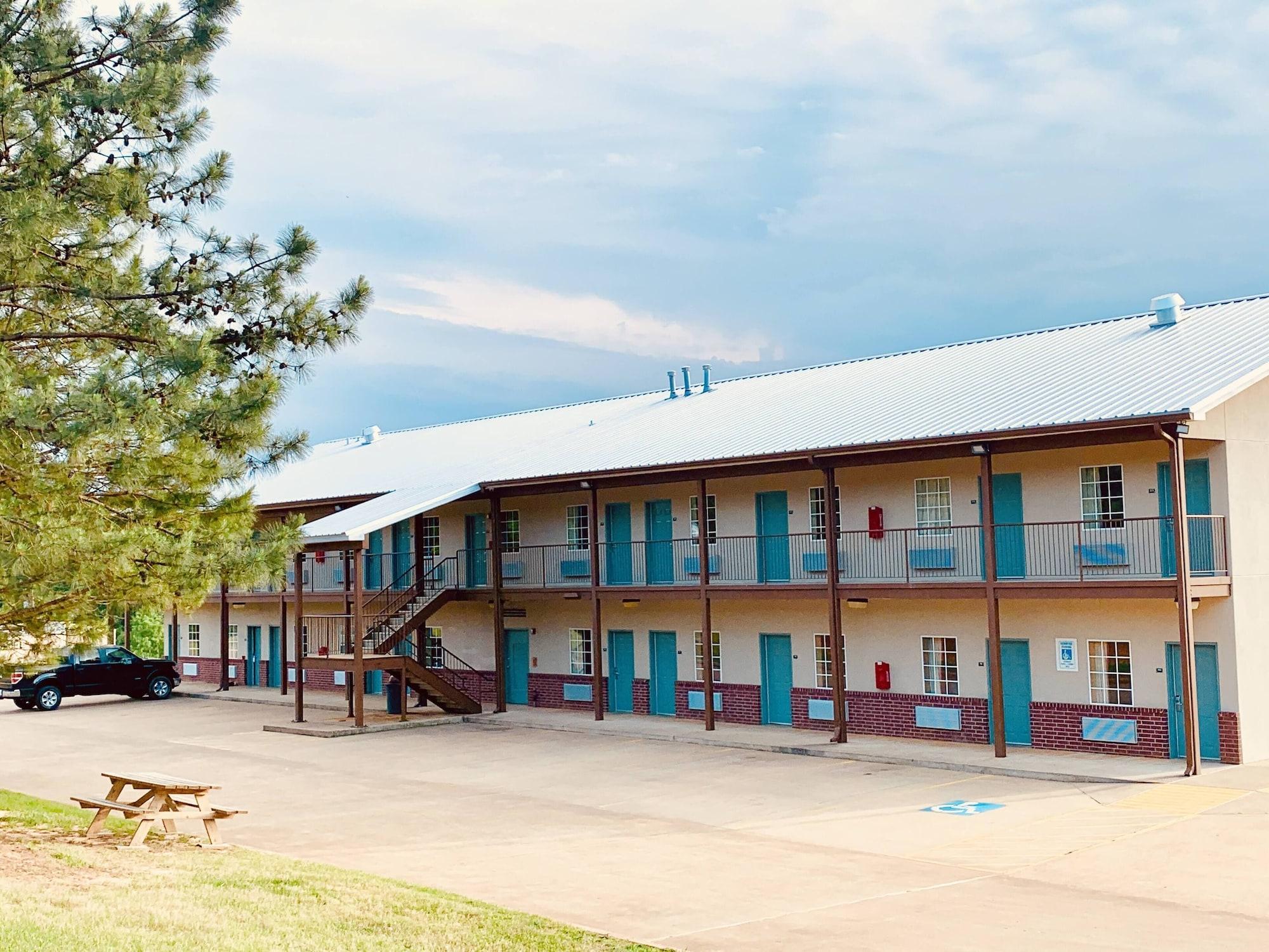 Vista Exterior Weston Inn & Suites