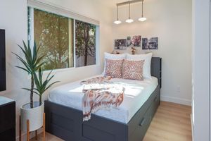 Alquiler Vacacional - 5-Star Urban Oasis  with a Gourmet Kitchen, Tranquil Fountains and Fruit Trees