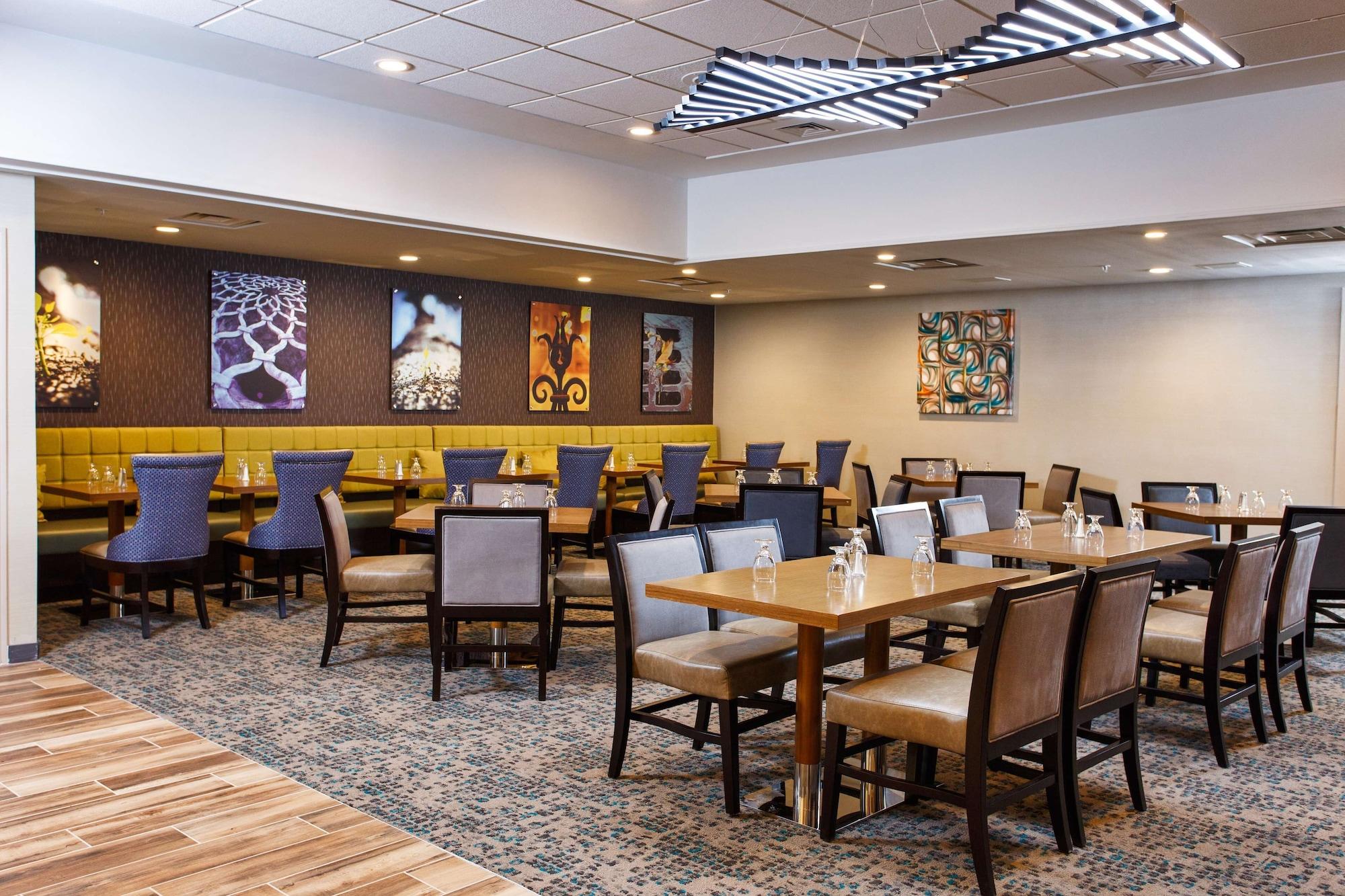 Restaurant DoubleTree by Hilton Neenah