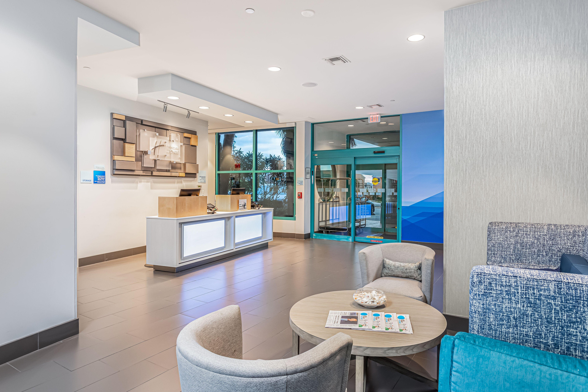 Vista Lobby Holiday Inn Express Pensacola Beach
