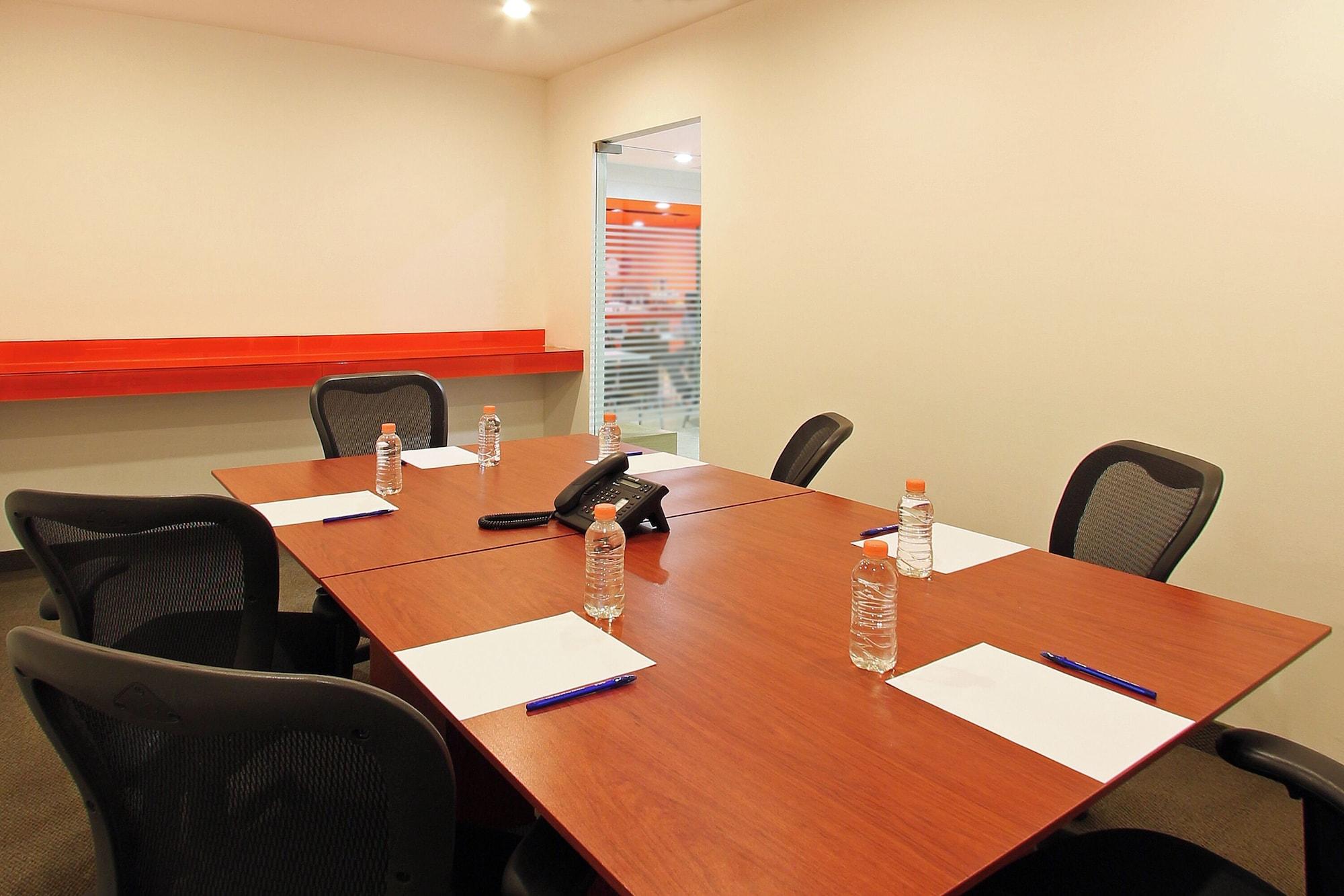 Sala de Reuniones One Querétaro Aeropuerto Hotel