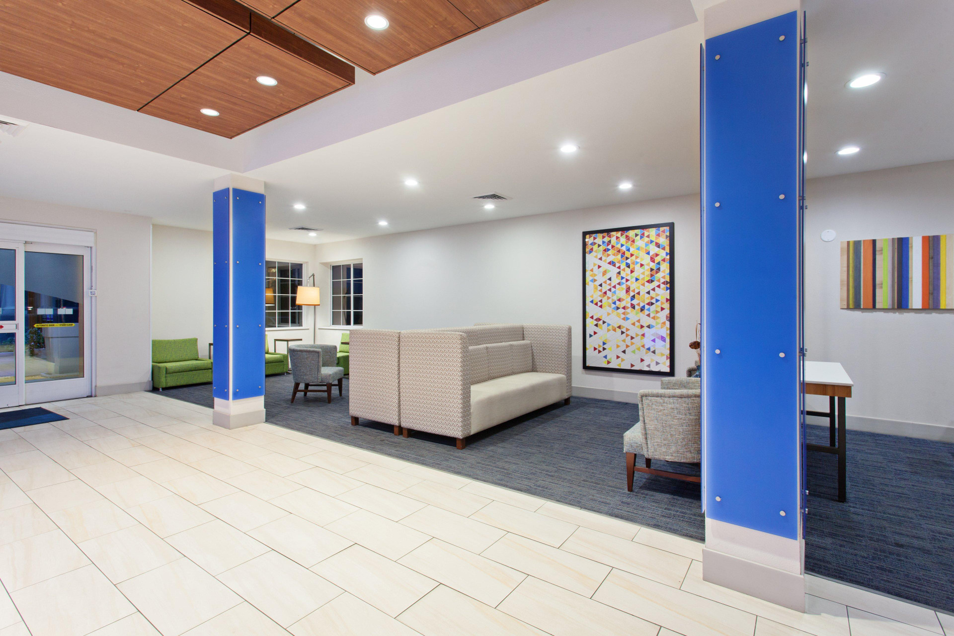 Vista Lobby Holiday Inn Express & Suites Corona by IHG