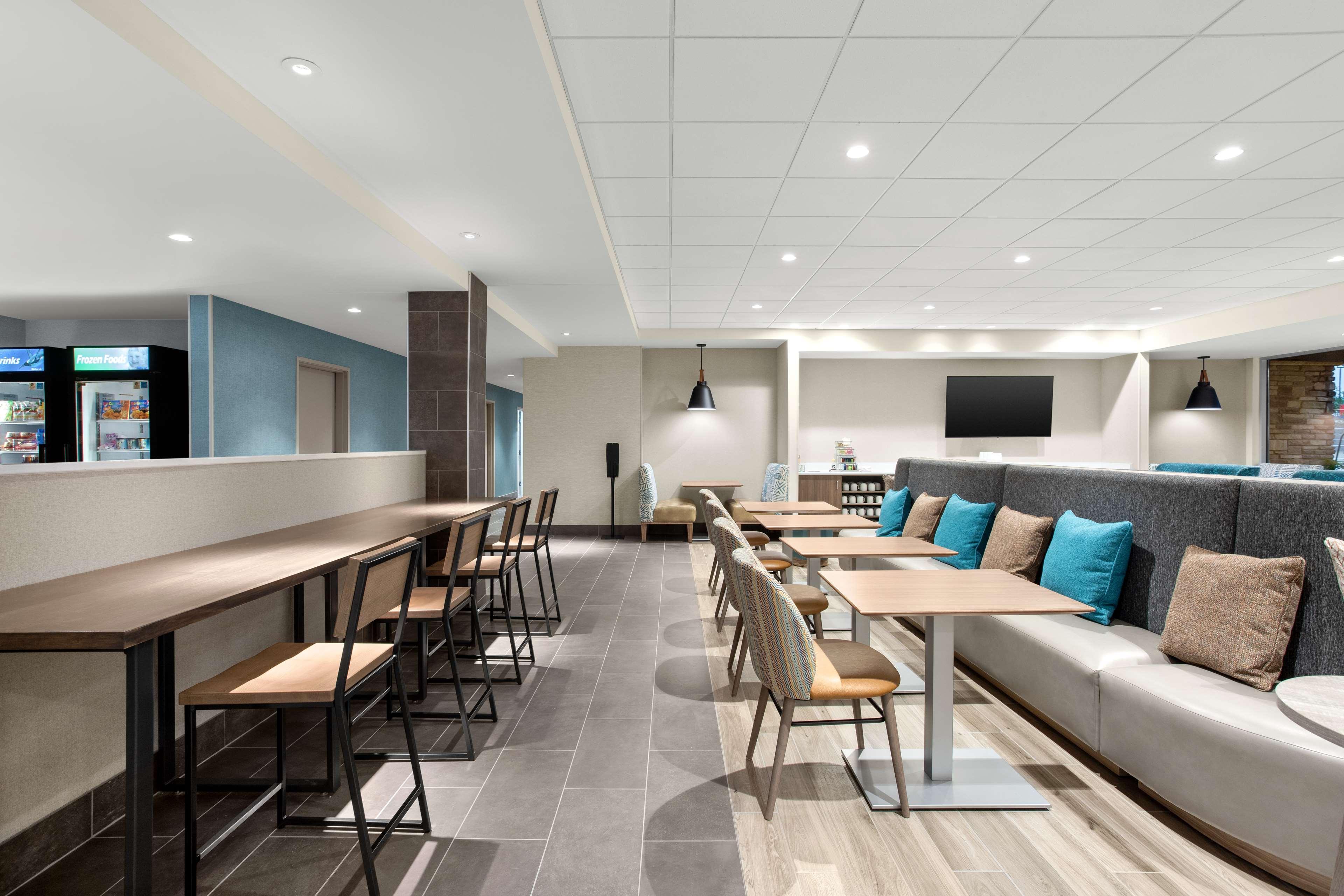 Vista Lobby Home2 Suites By Hilton Owatonna