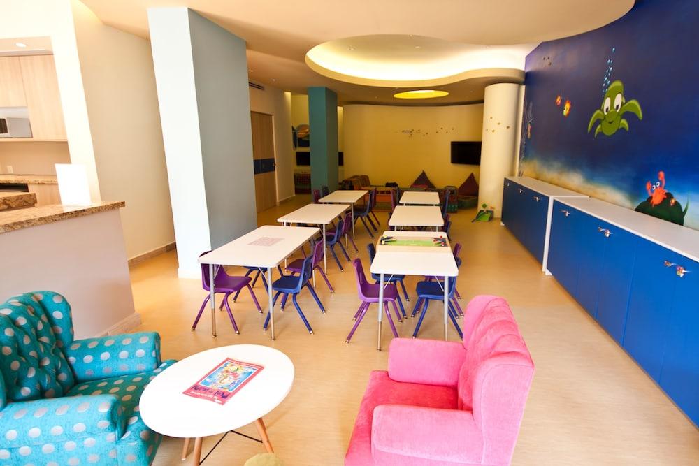 Restaurant Family Luxury Suites by Velas Vallarta - All Inclusive