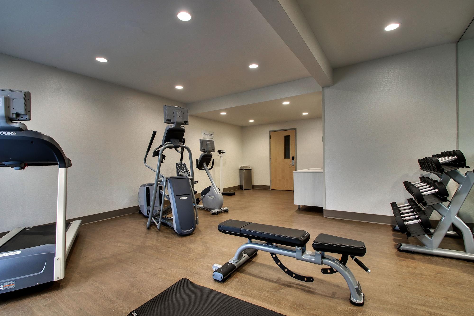 Gimnasio Holiday Inn Express & Suites - Interstate 380 at 33rd Avenue by IHG
