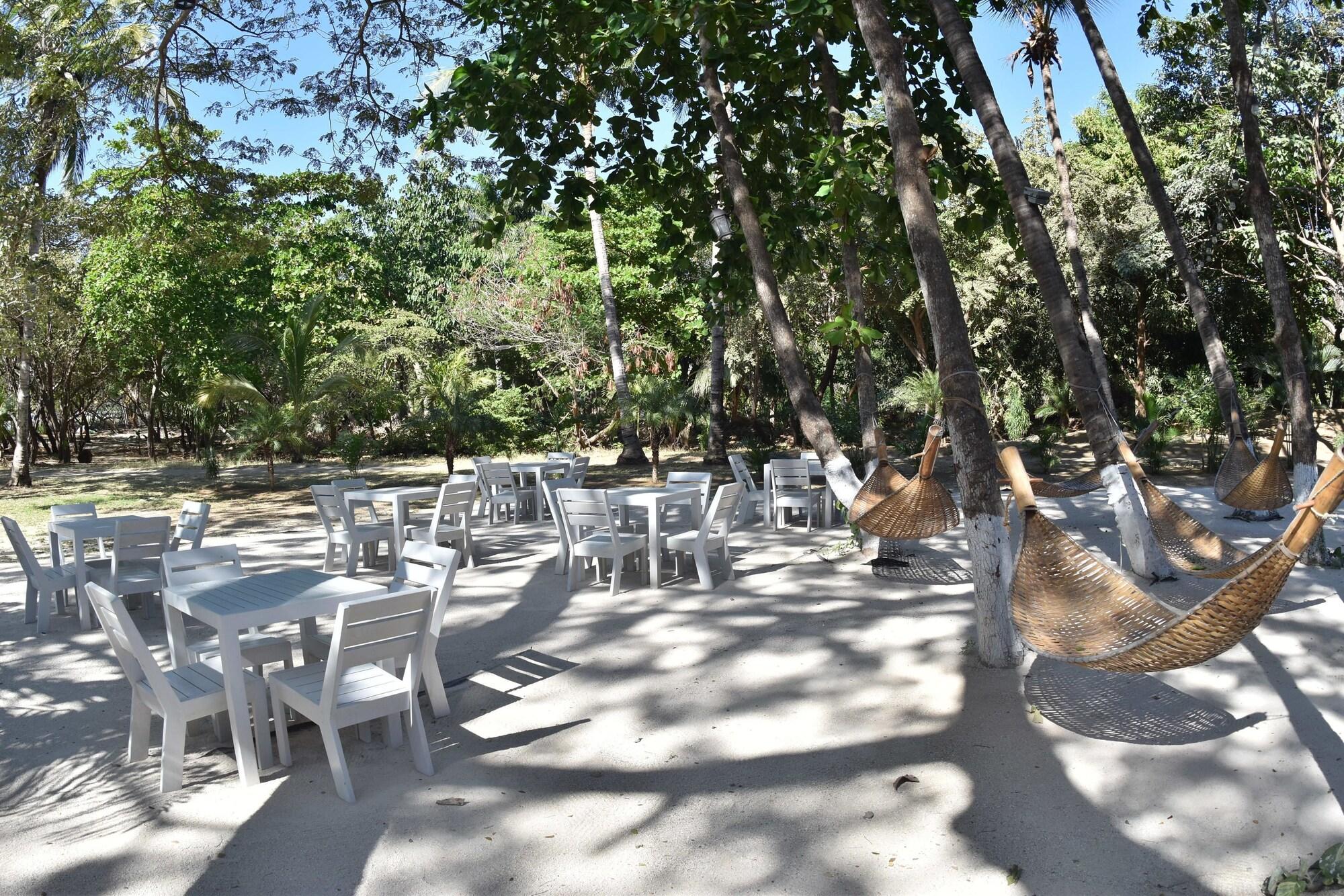 Restaurant Casa Aura Beachfront Premium Hostel
