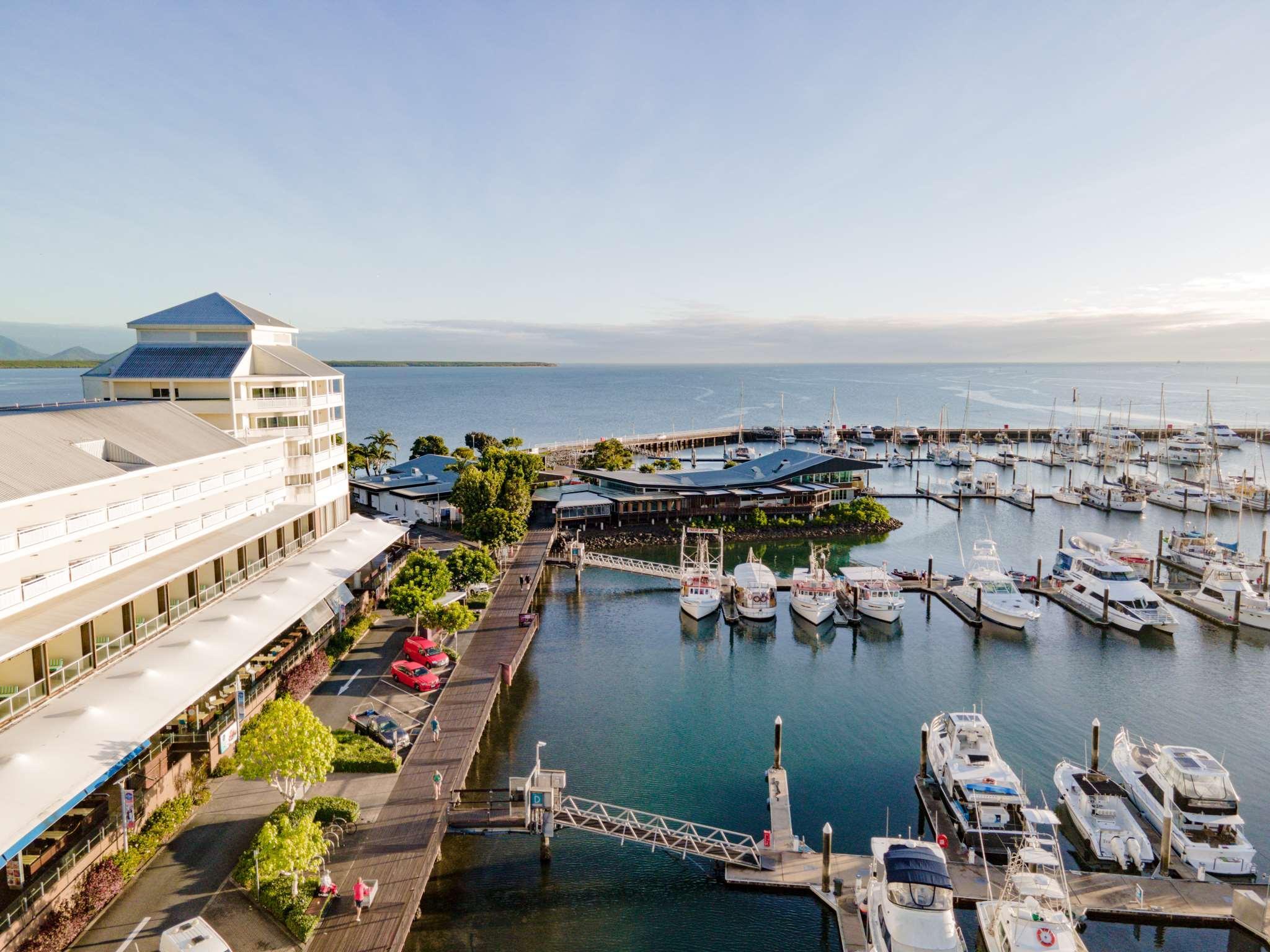 Vista Exterior Shangri-La The Marina, Cairns