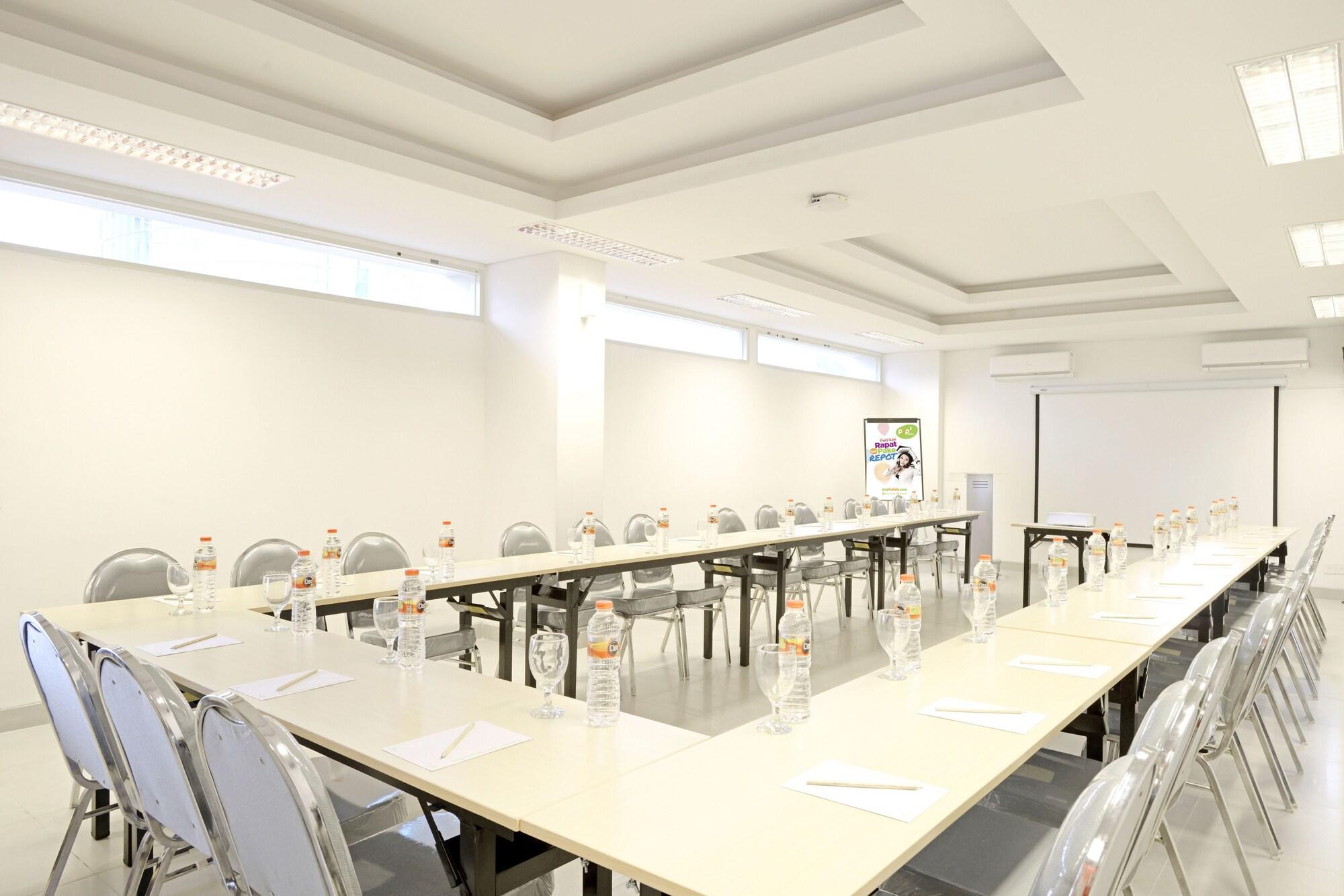 Sala de Reuniones POP! Hotel Diponegoro Surabaya