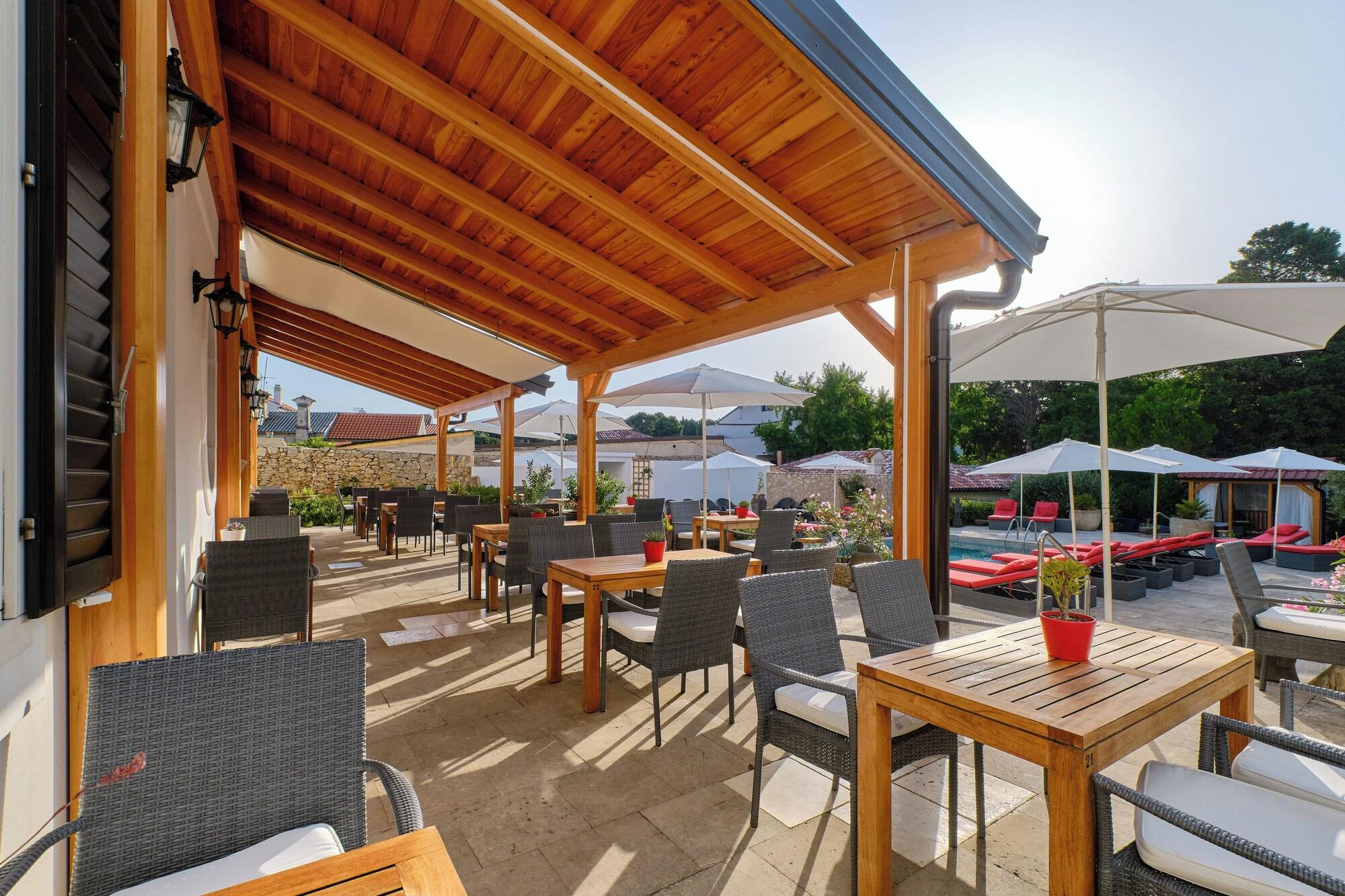 Restaurant Dolphin Suites Hotel