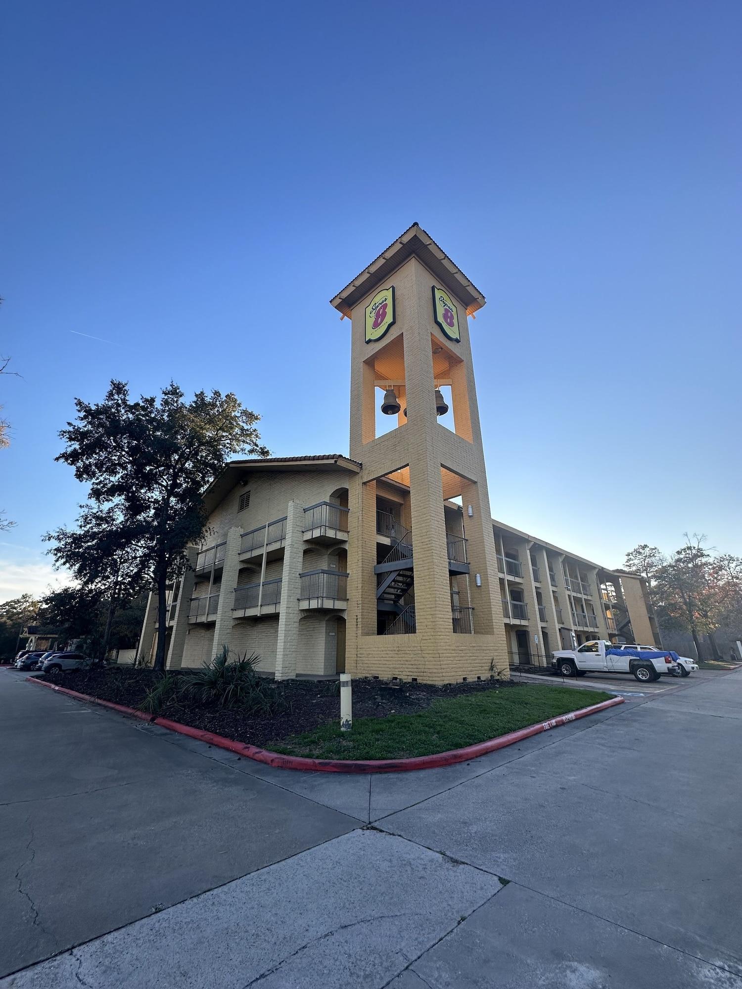 Vista Exterior Super 8 by Wyndham The Woodlands North