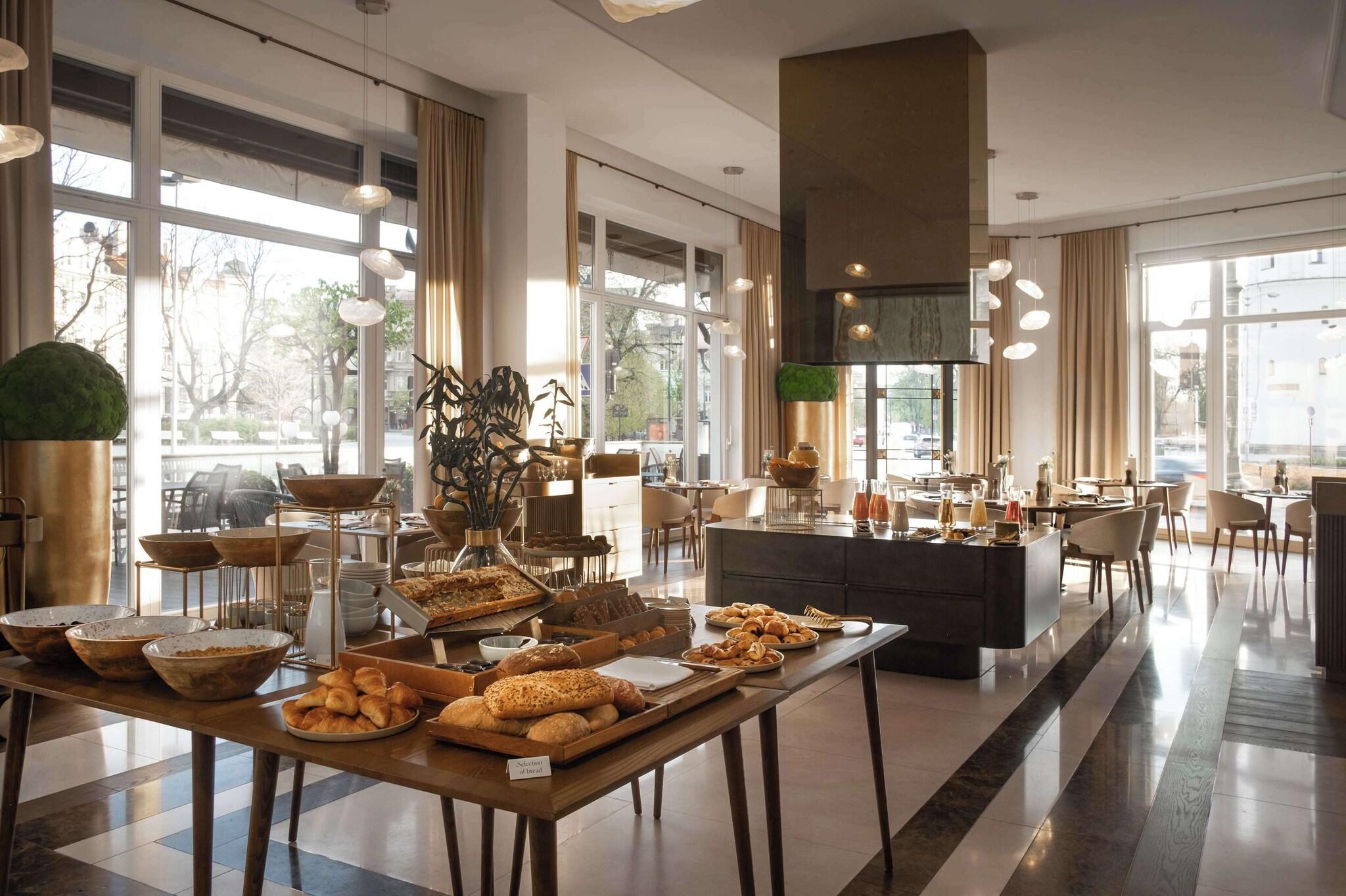Restaurant Grand Hotel Vilnius, Curio Collection by Hilton