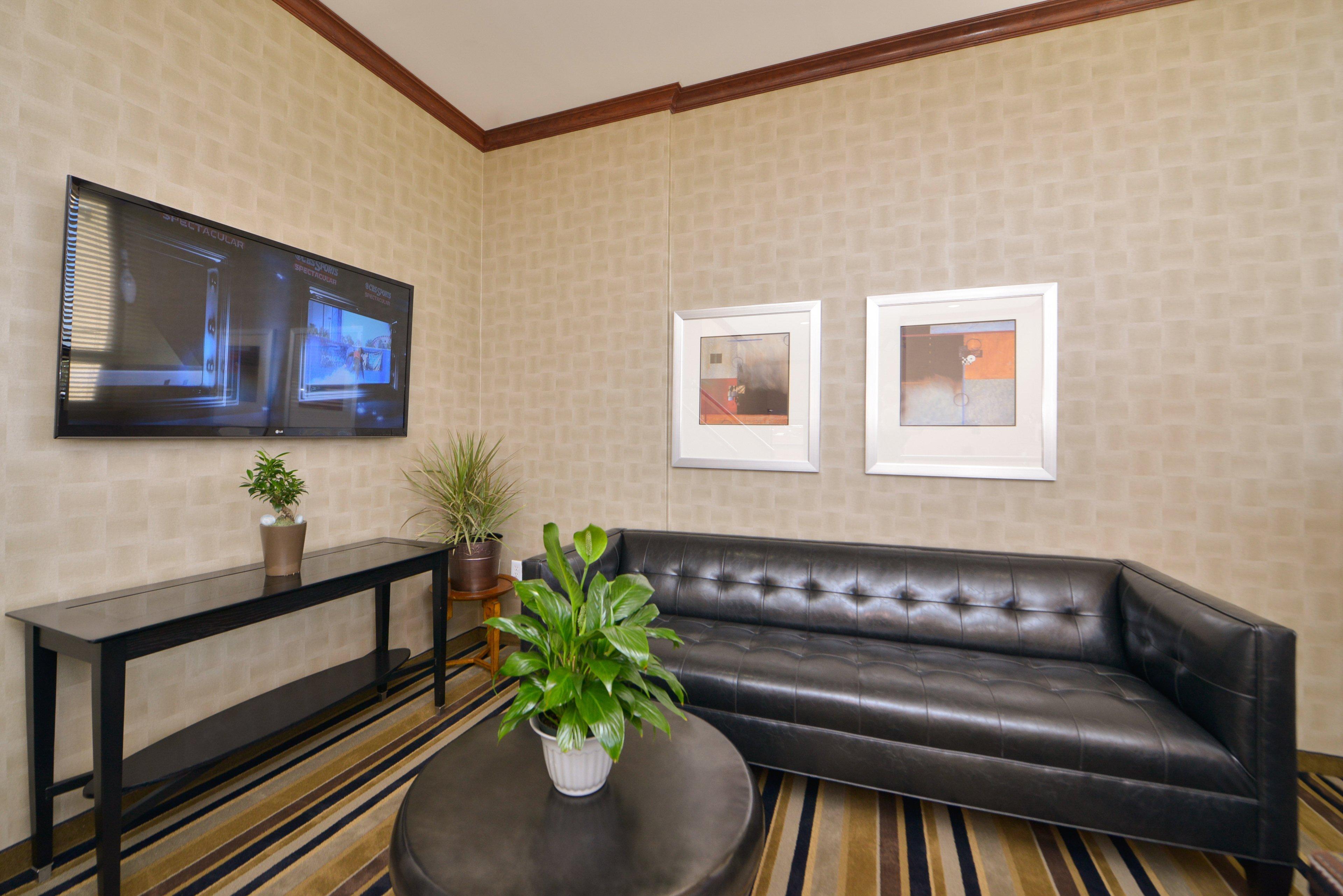 Vista Lobby Holiday Inn Express Laguardia Airport by IHG