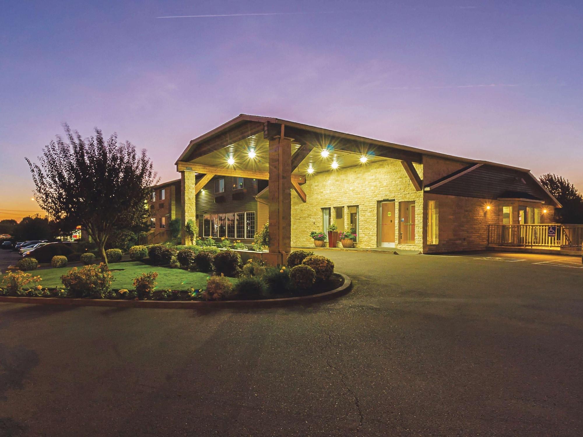 Vista Exterior La Quinta Inn & Suites by Wyndham Woodburn