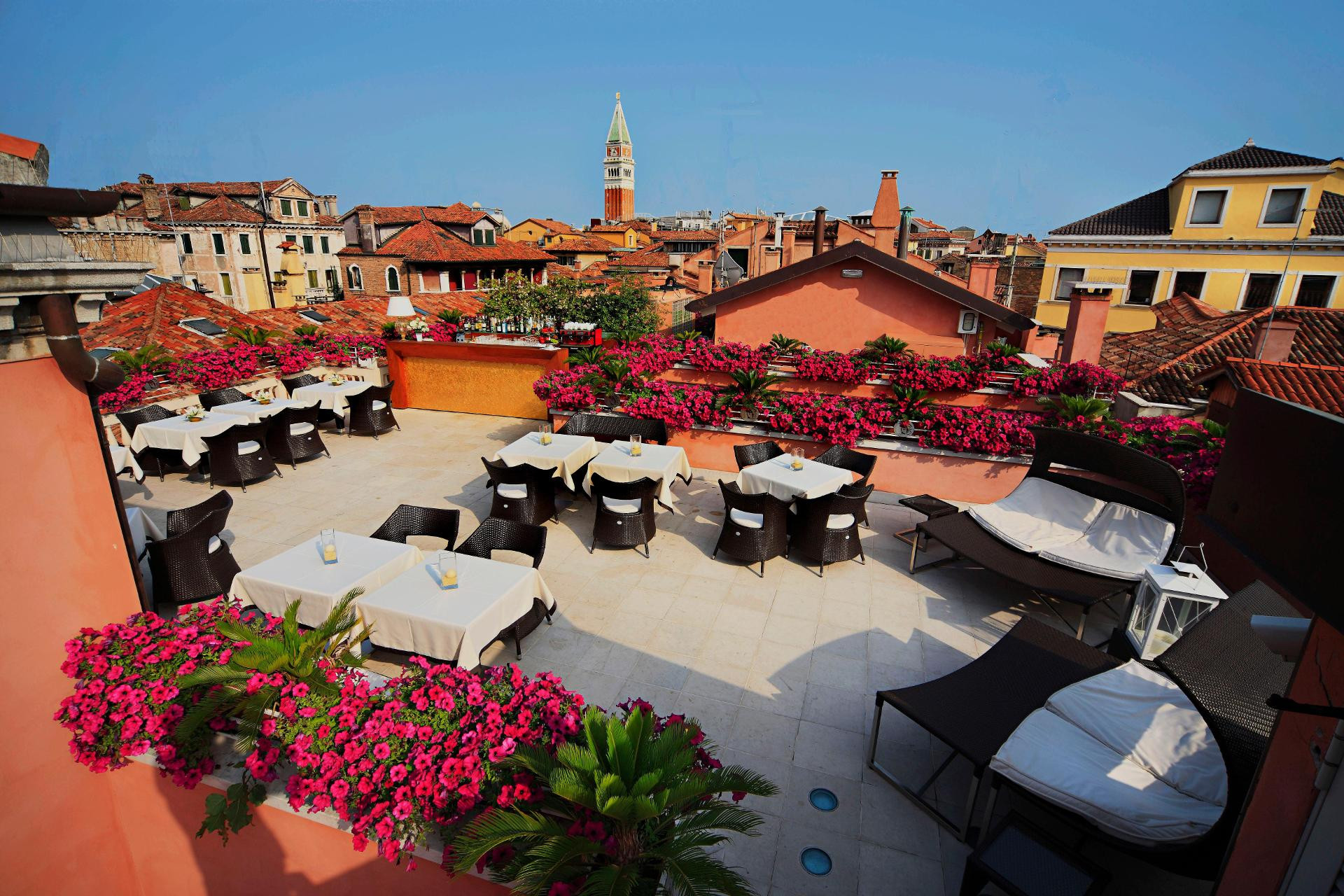 Varios Hotel A LA Commedia