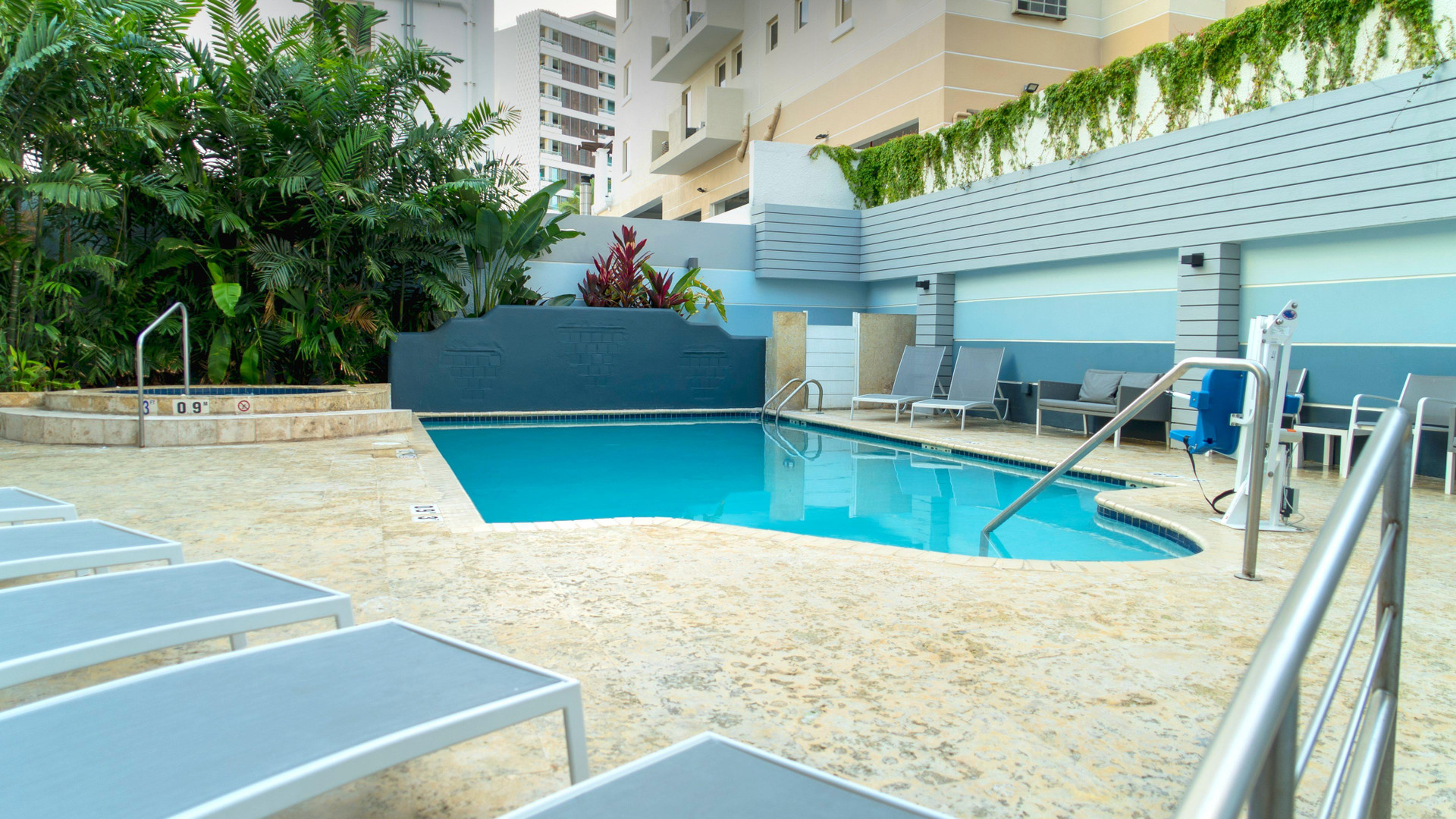Vista Piscina Holiday Inn Express San Juan Condado by IHG