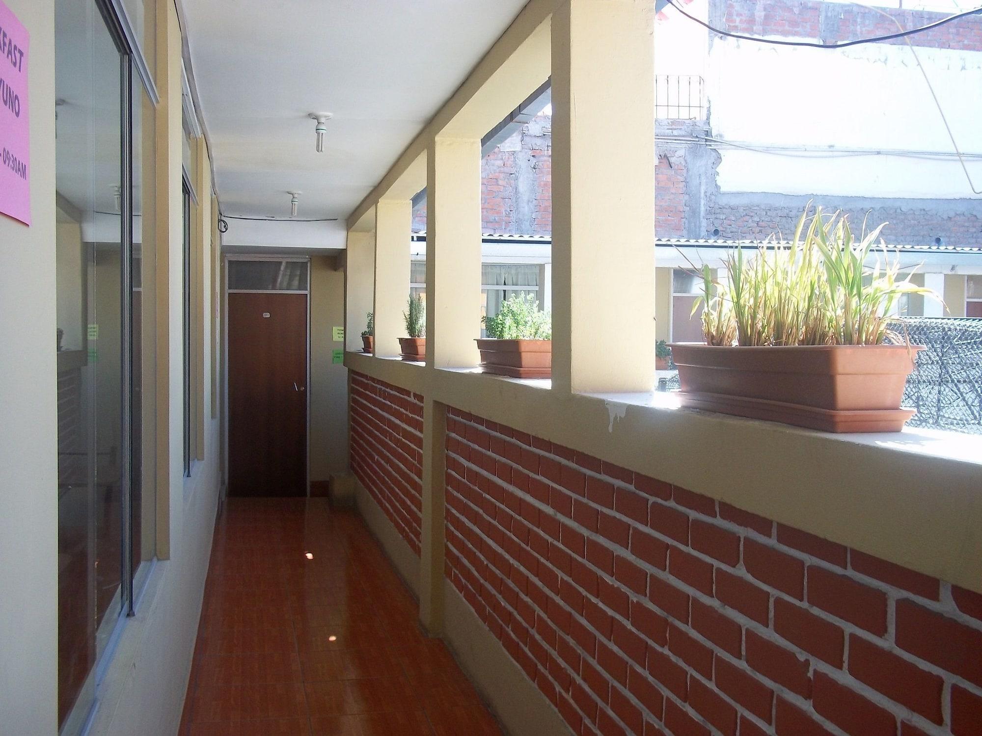 Varios Mango Hostel Bed & Breakfast