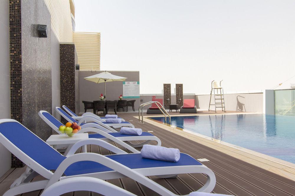 Vista da piscina Treppan Hotel & Suites by Fakhruddin