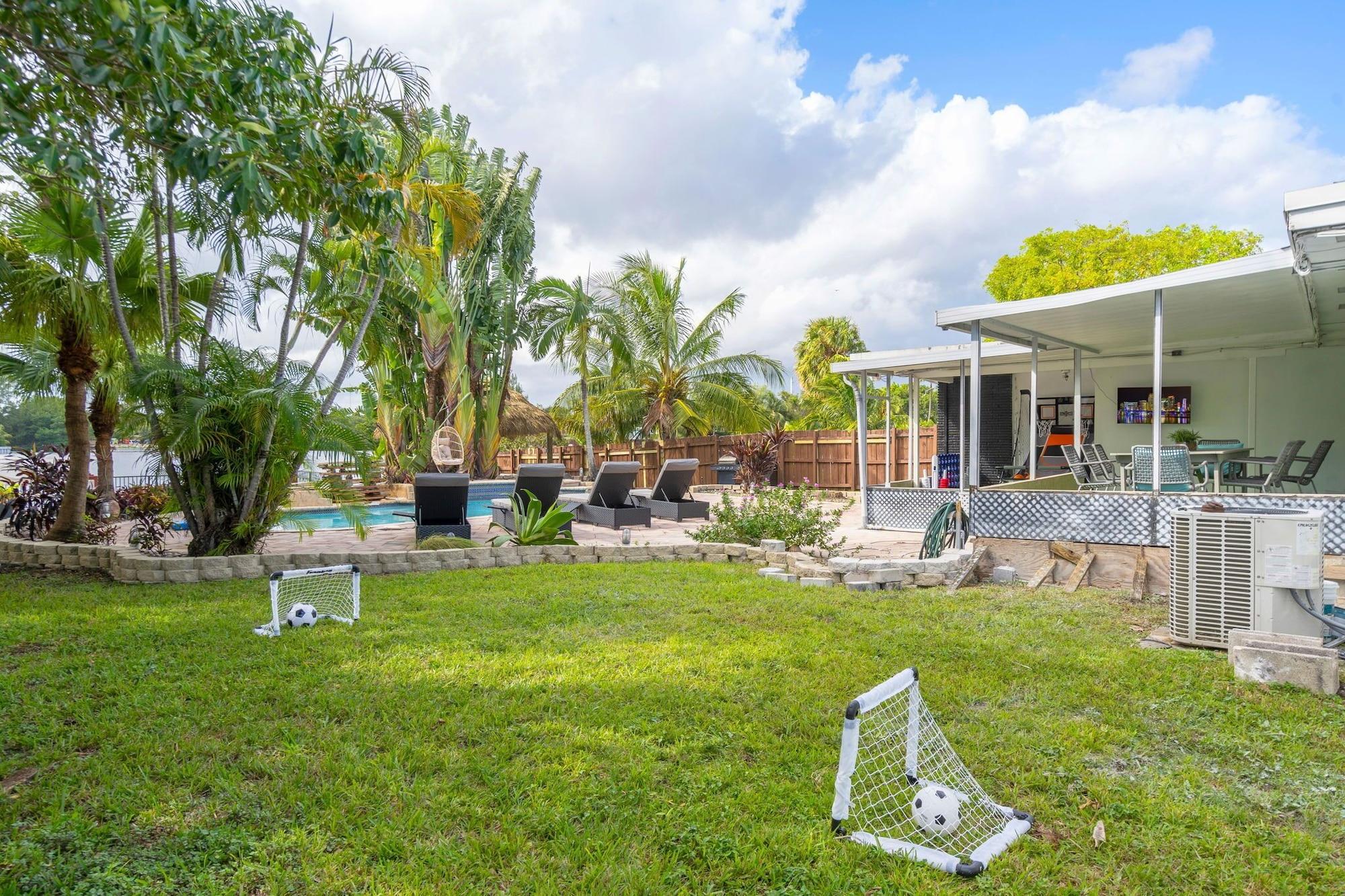 Instalaciones Recreativas Waterfront Jungle Home with Kayaks