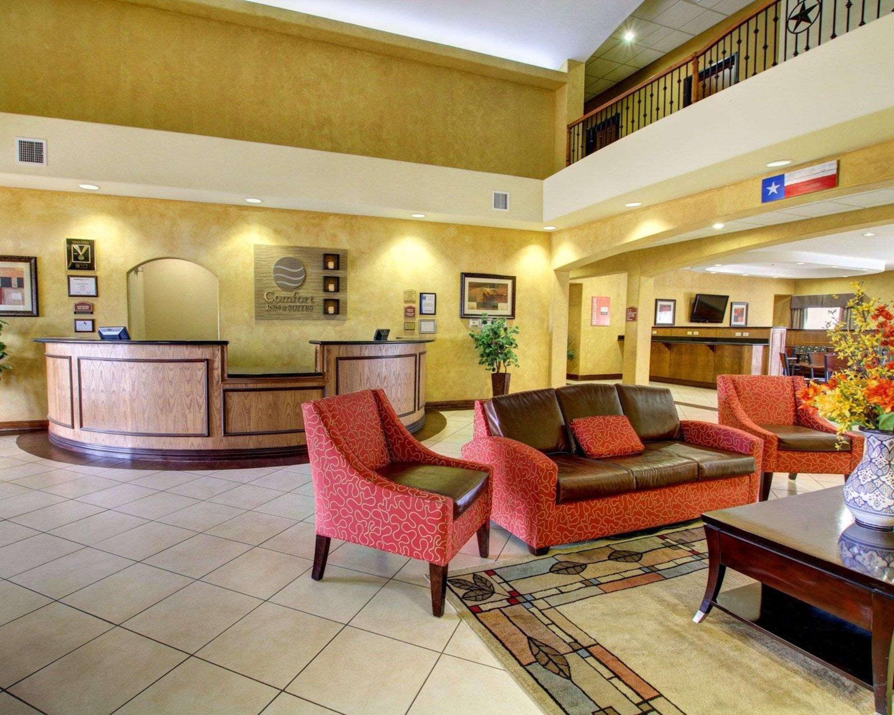 Vista Lobby Comfort Inn & Suites Alvarado
