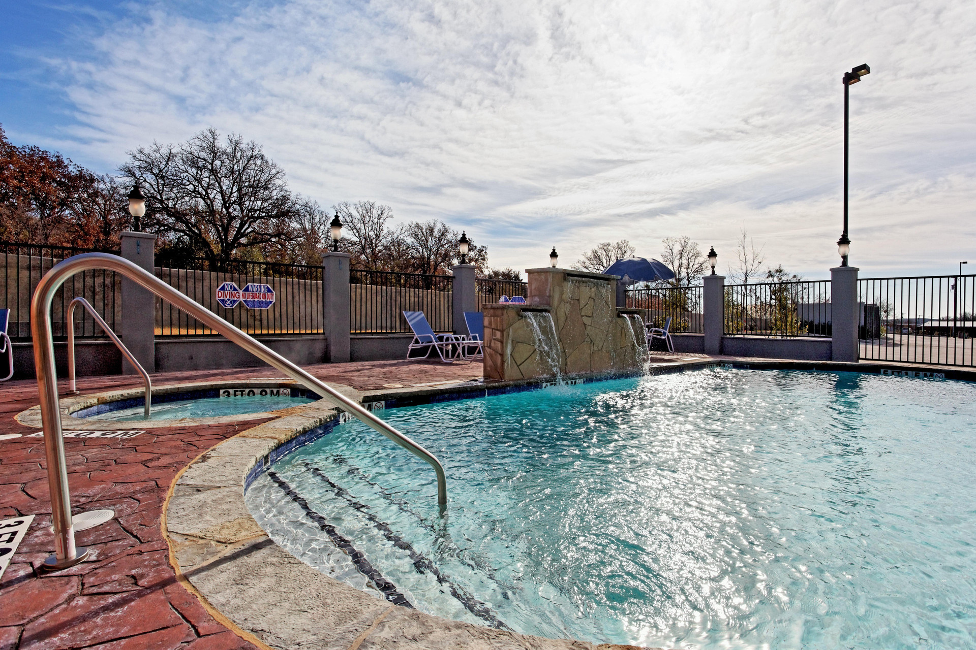Vista Piscina Holiday Inn Express Hotel & Suites Graham by IHG