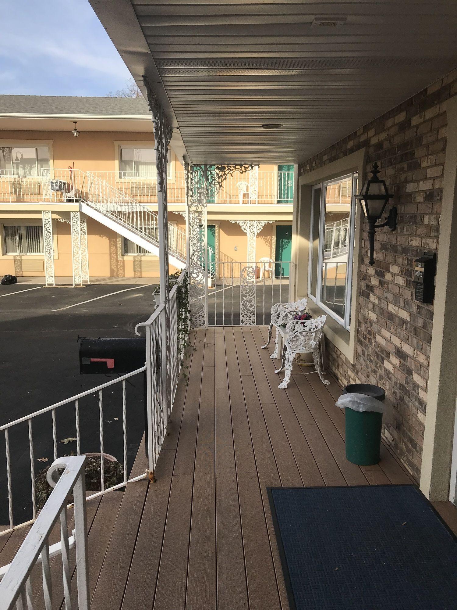 Varios River Road Motel