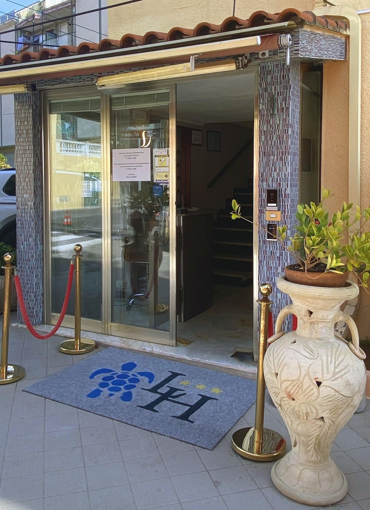 Vista Exterior Lora Hotel