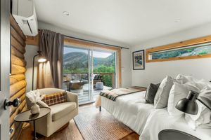 Alquiler Vacacional - Modern Cabin with Canyon Views with Patio, Sauna Hot Tub, Wifi, AC & Fireplace