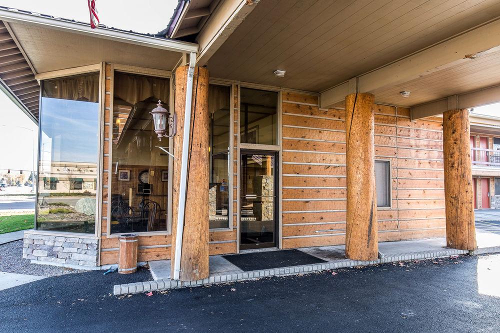 Vista Exterior Econo Lodge Inn & Suites Kalispell - Glacier National Park Gateway